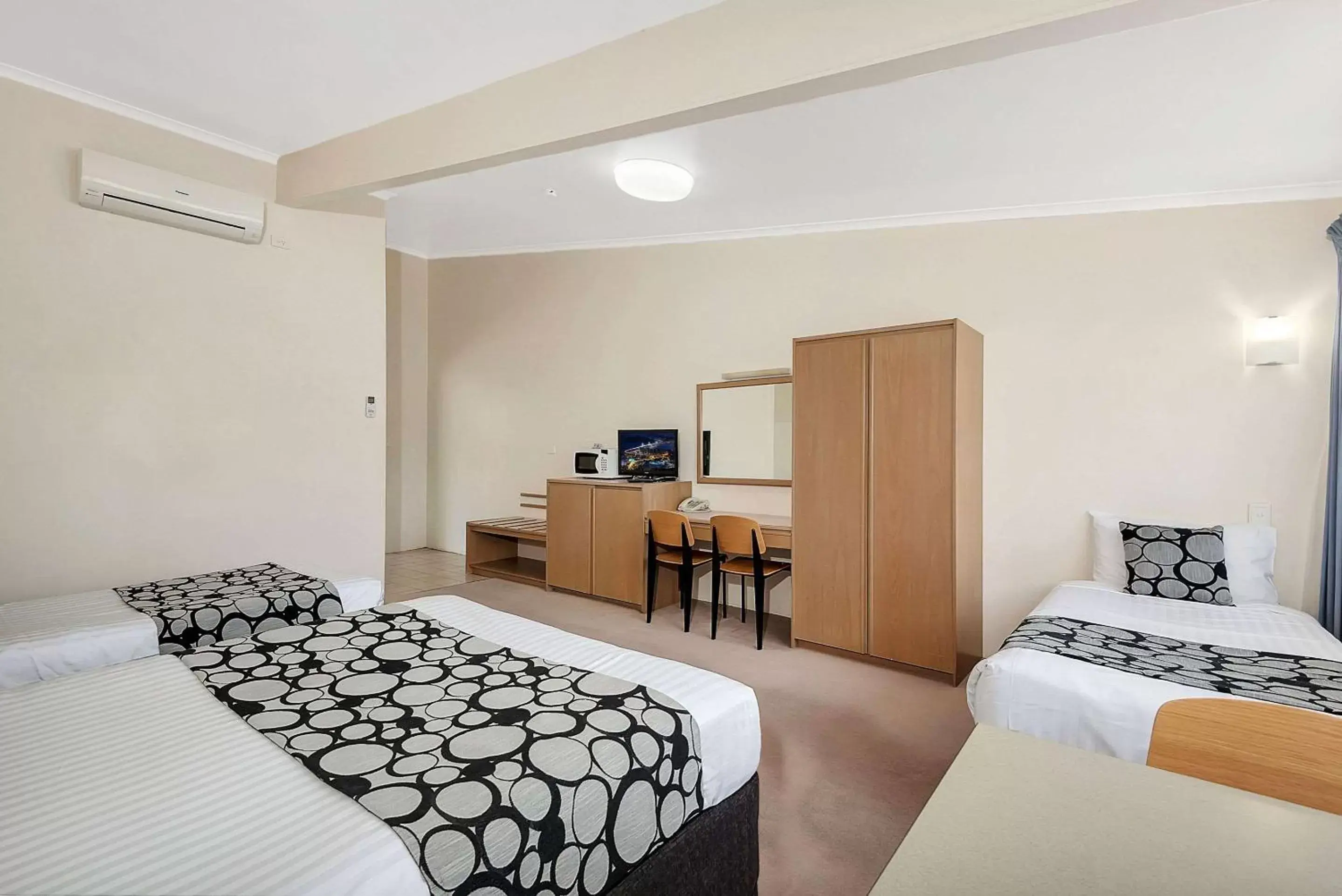 Photo of the whole room, Bed in Toowoomba Motel & Events Centre