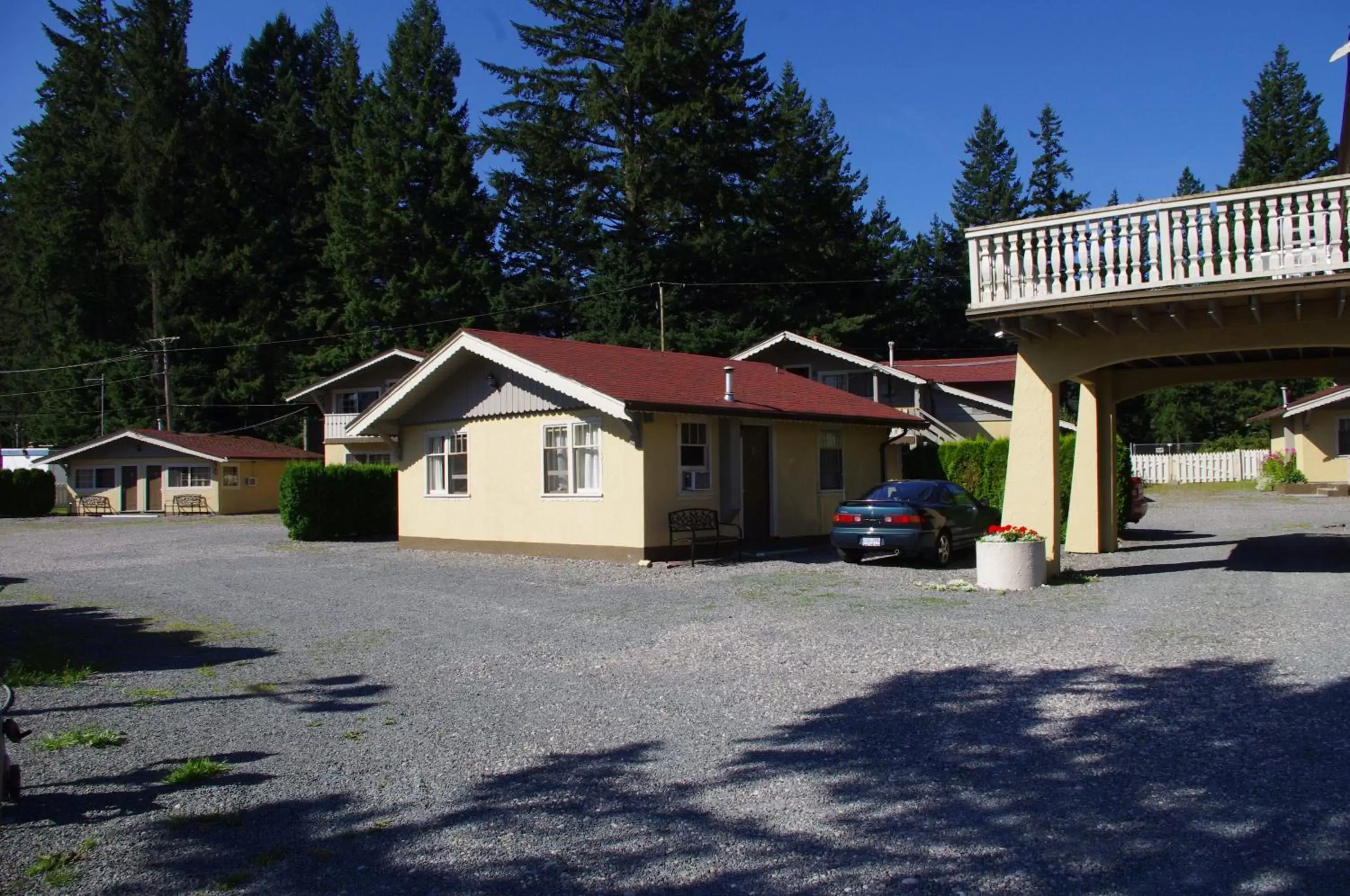 Property Building in Swiss Chalets Motel