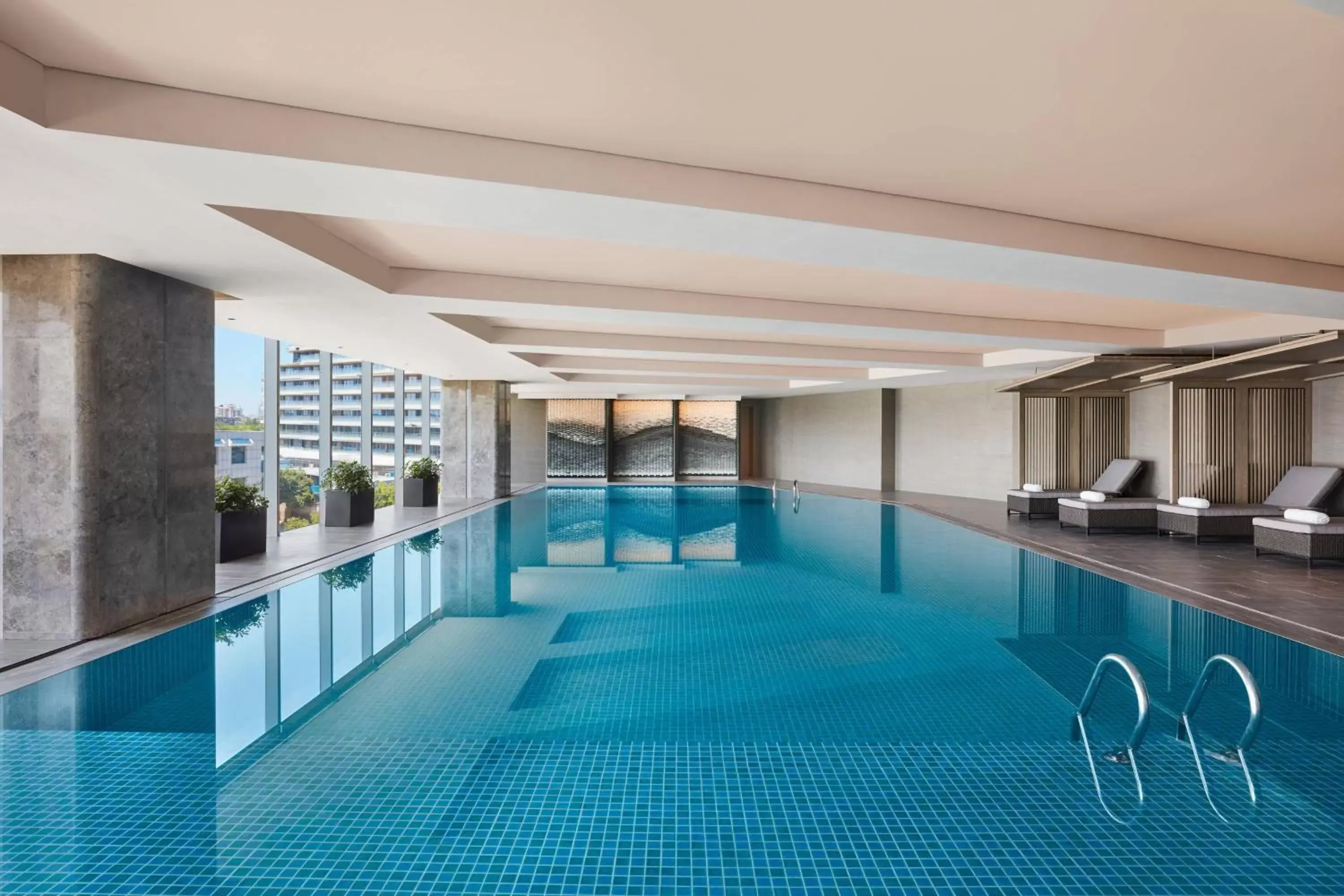 Swimming Pool in Xuzhou Marriott Hotel Lakeview