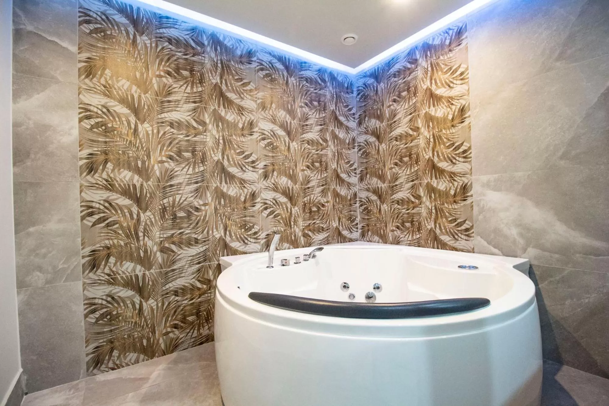 Bathroom in Royal Playa Suite and Apartament -private parking- self chek out