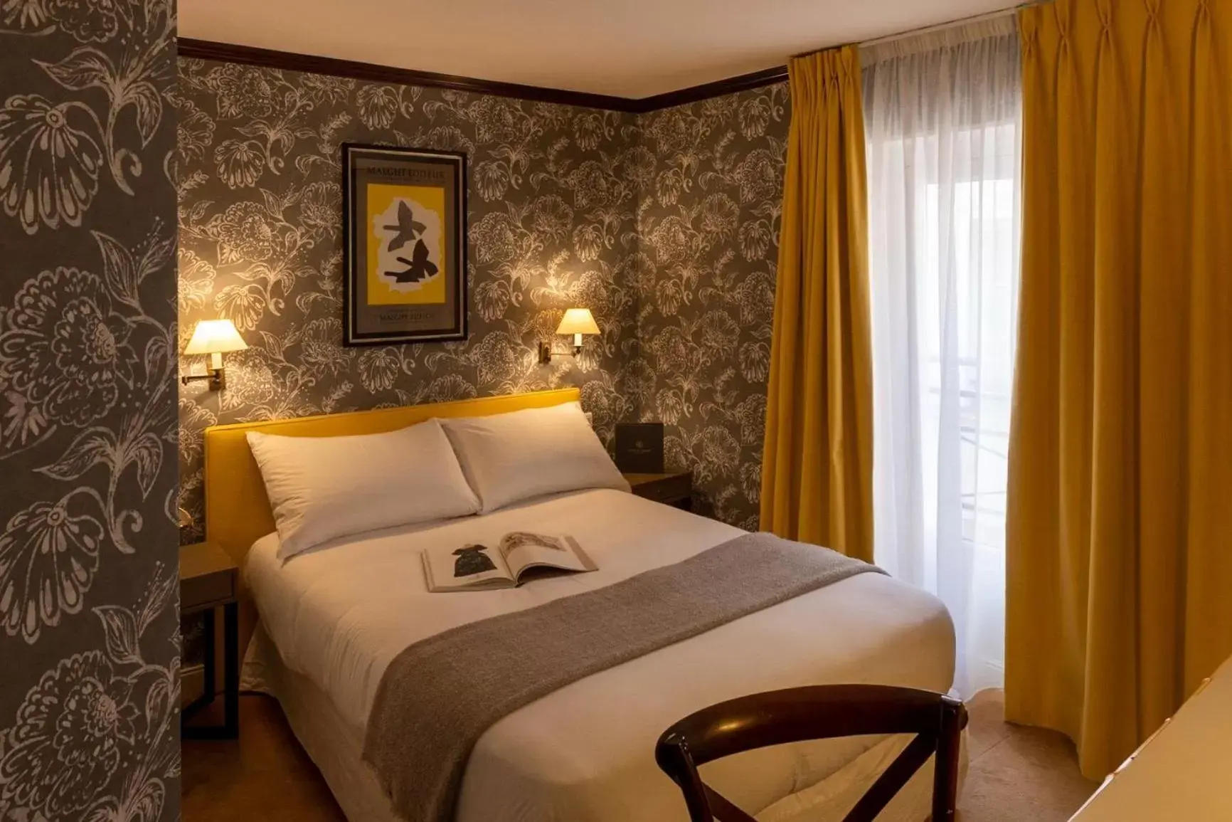 Bed in Hôtel du Danube Saint Germain