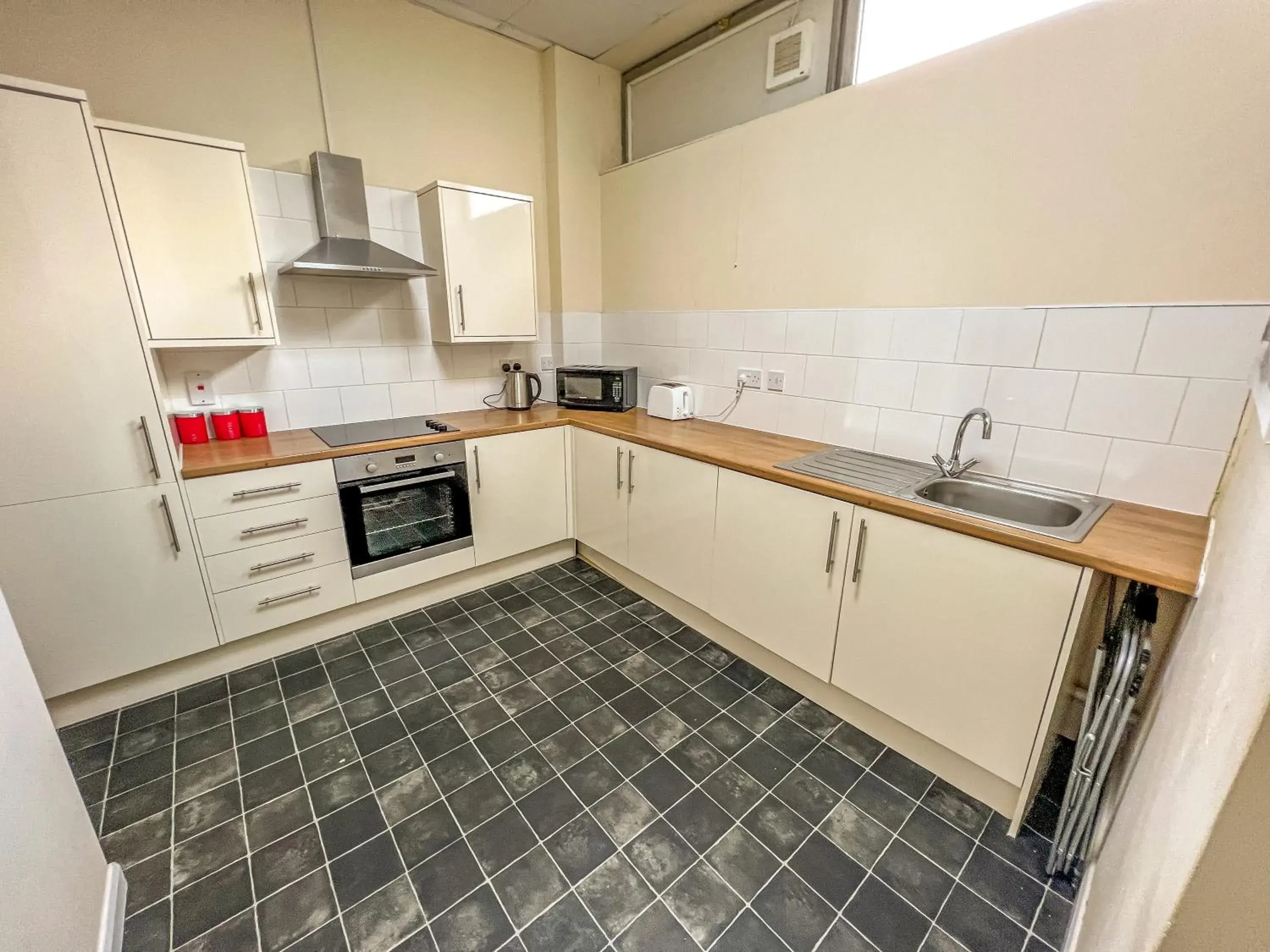 kitchen, Kitchen/Kitchenette in County Hall Apartment Hotel