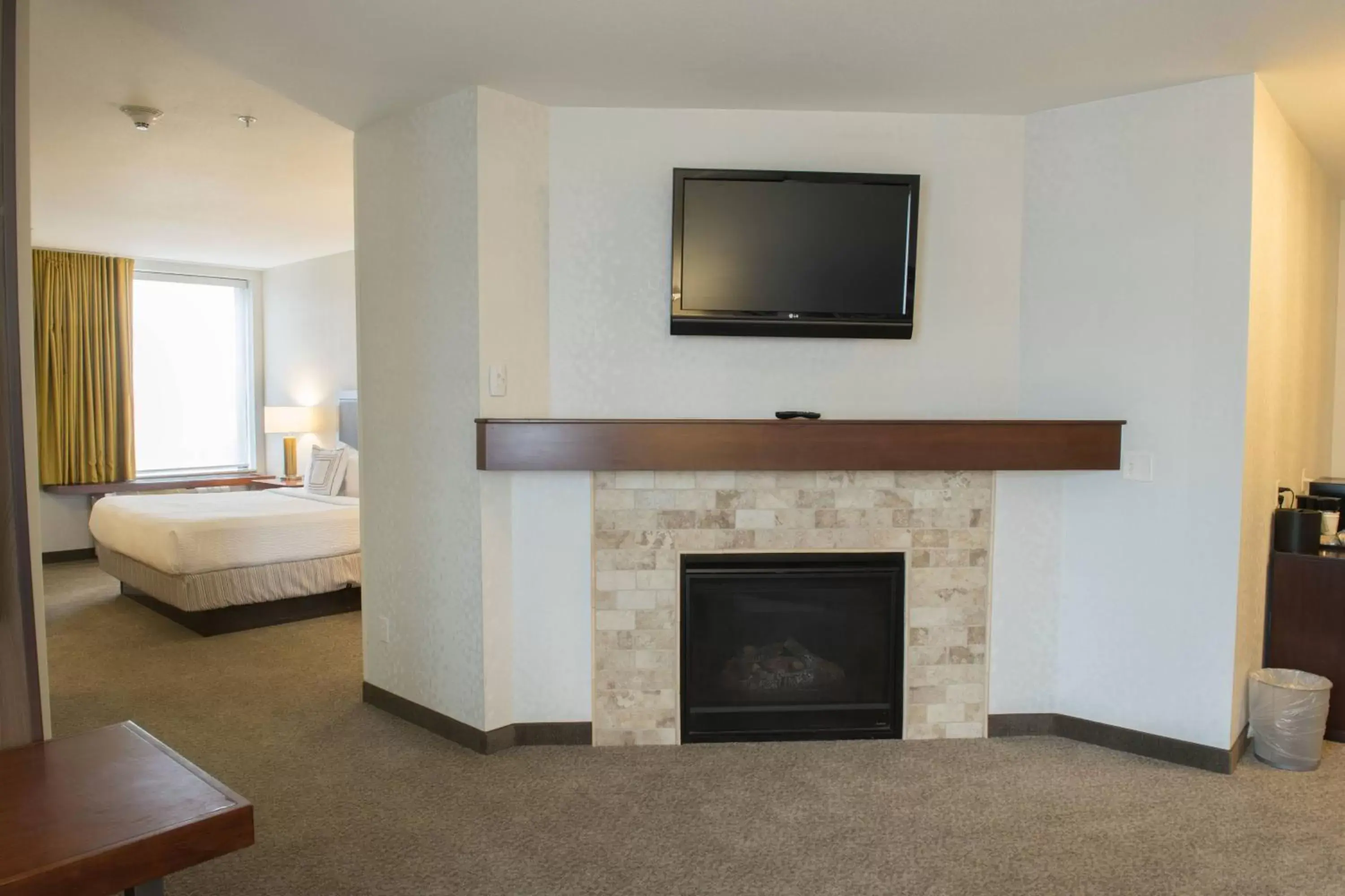 Swimming pool, TV/Entertainment Center in SpringHill Suites by Marriott Logan