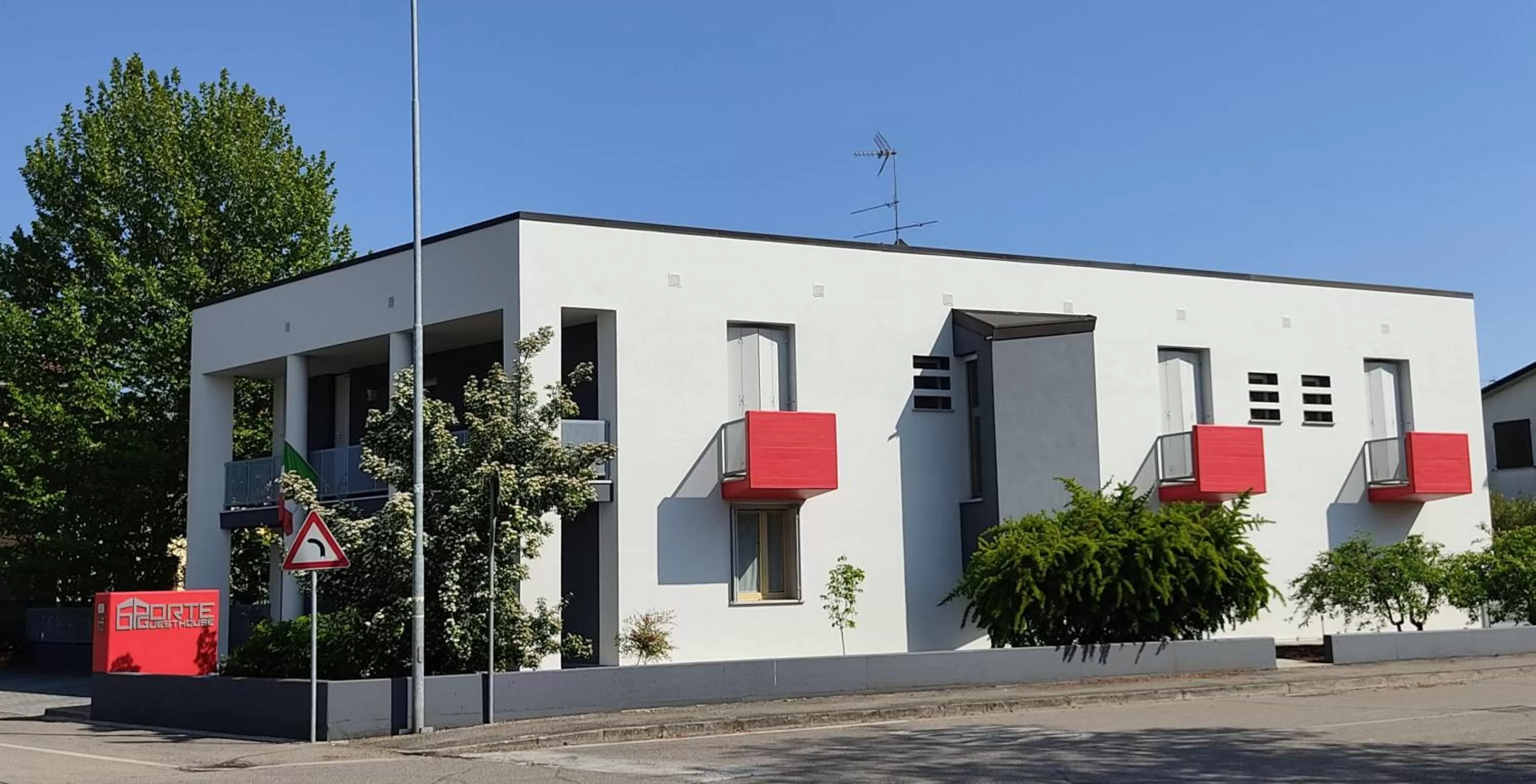 Property building in 6 Porte Guesthouse