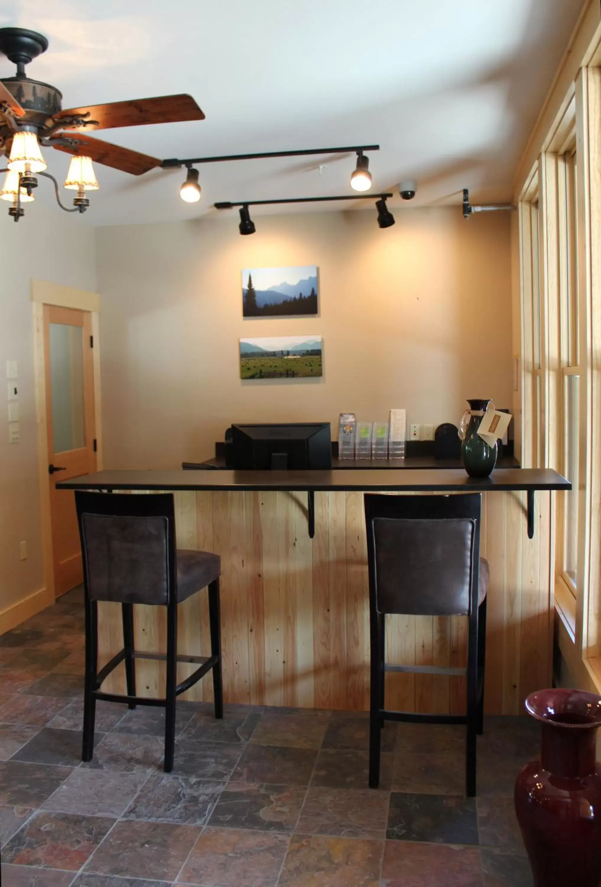 Lobby or reception, Kitchen/Kitchenette in Twisp River Suites
