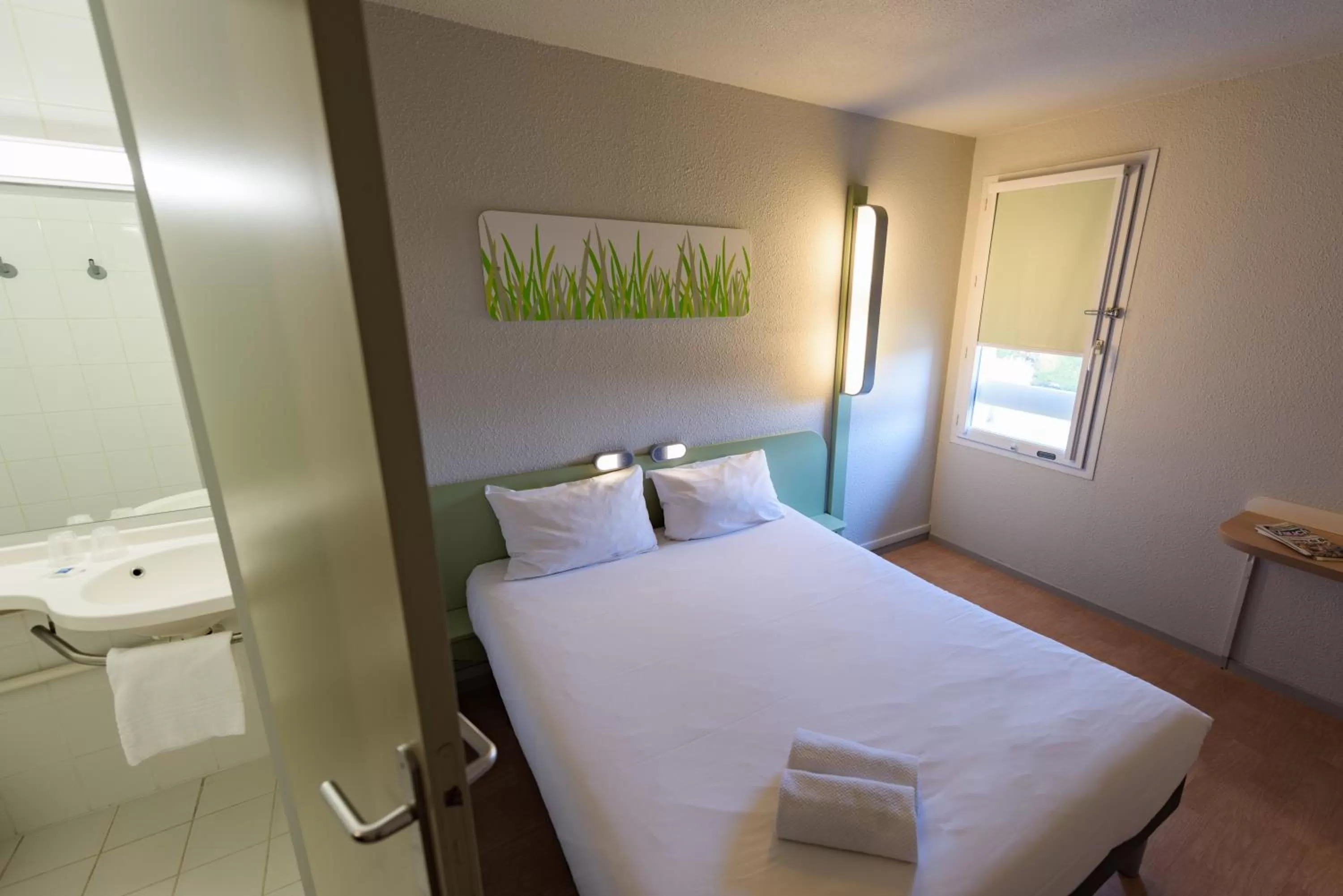 Bedroom, Bed in Ibis Budget Bollene