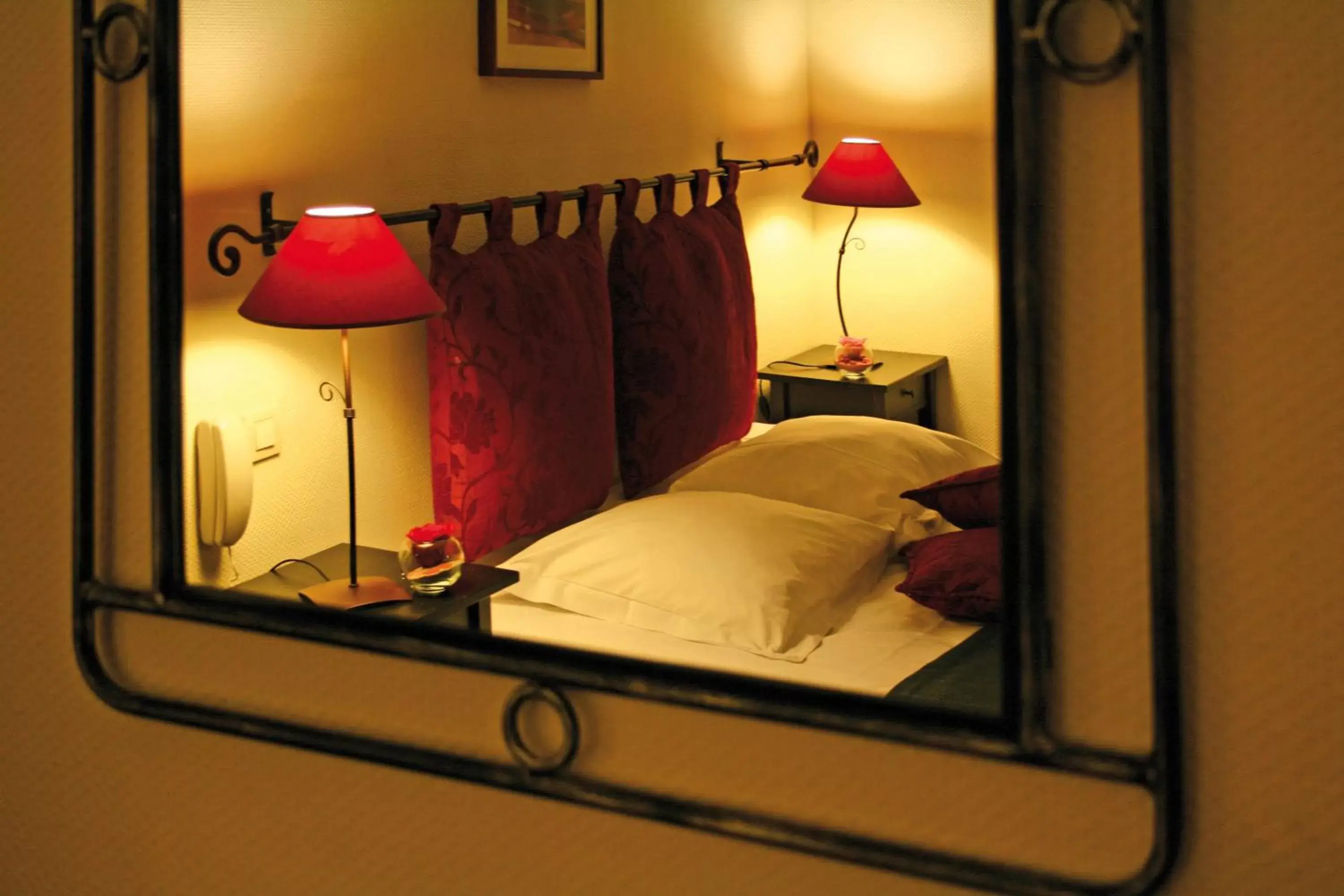 Photo of the whole room, Bed in Le Kléber Hôtel