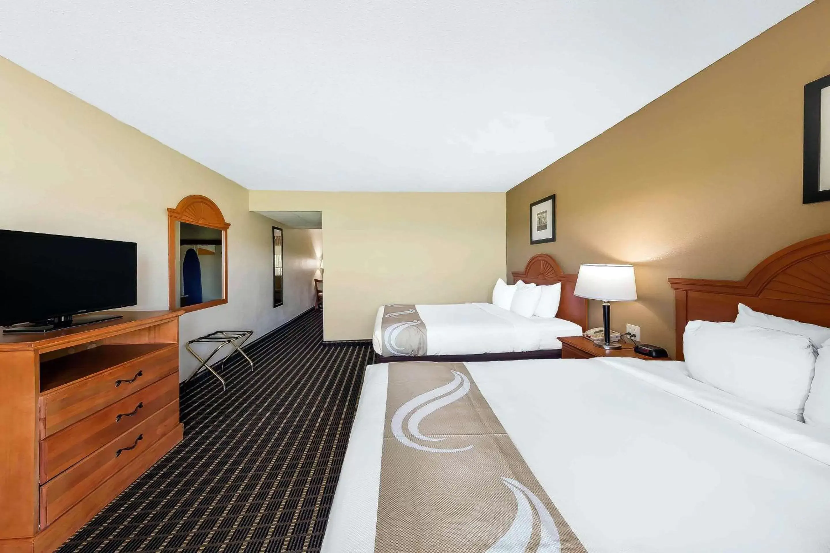 Photo of the whole room, Bed in Quality Inn & Suites Sevierville - Pigeon Forge