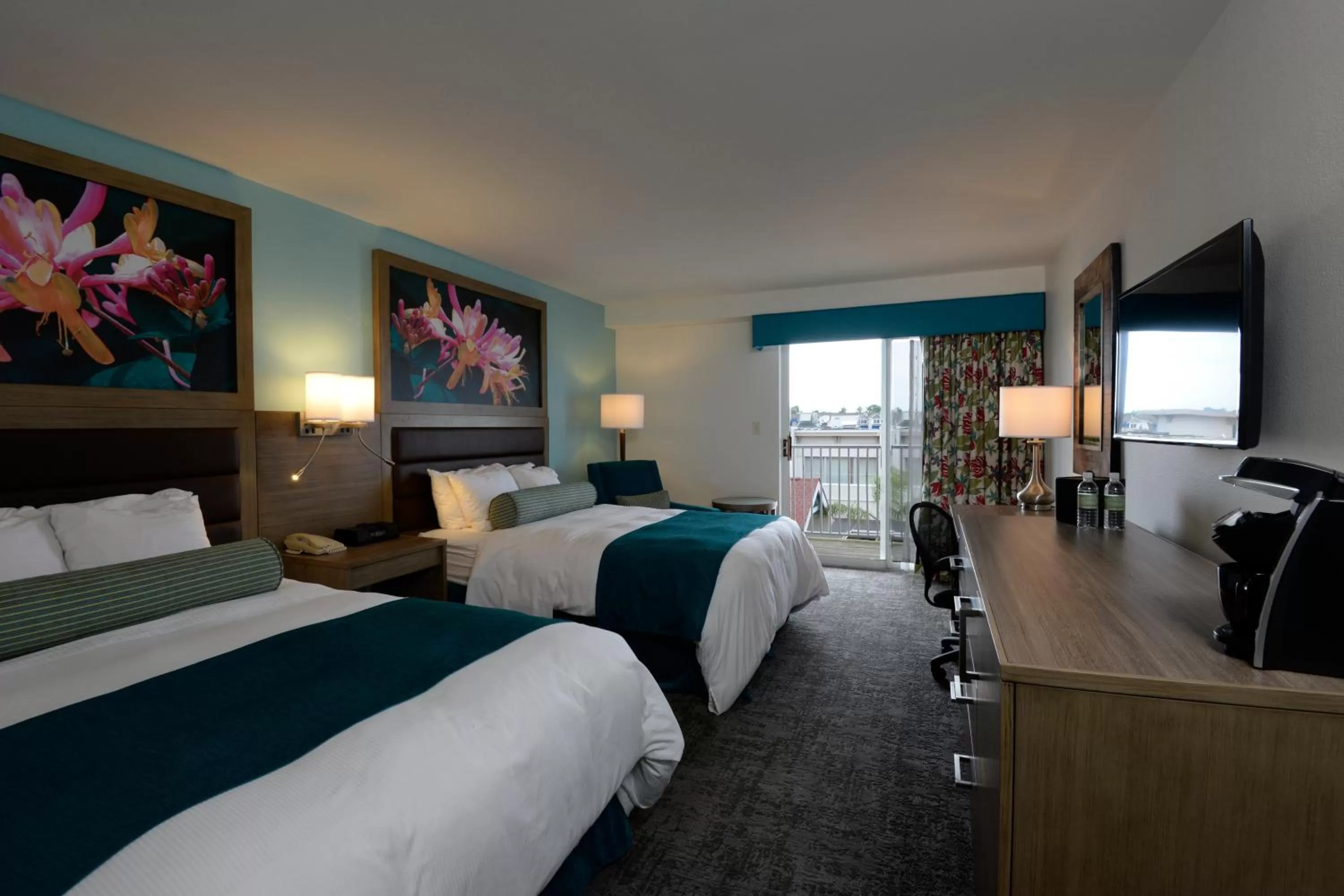 Photo of the whole room, Bed in Rod 'N' Reel Resort