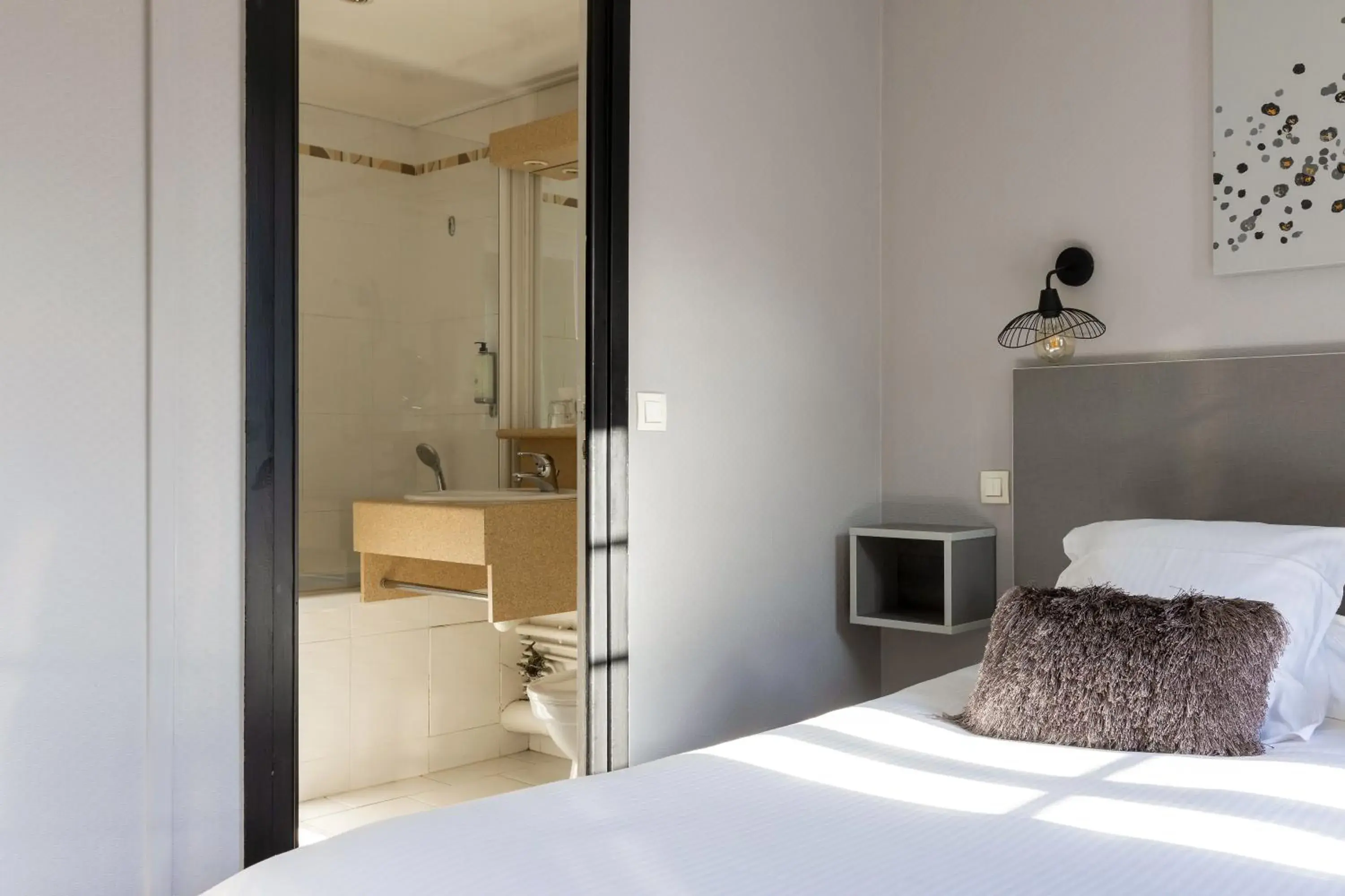 Bedroom, Bathroom in Hotel Le Dauphin Les Loges
