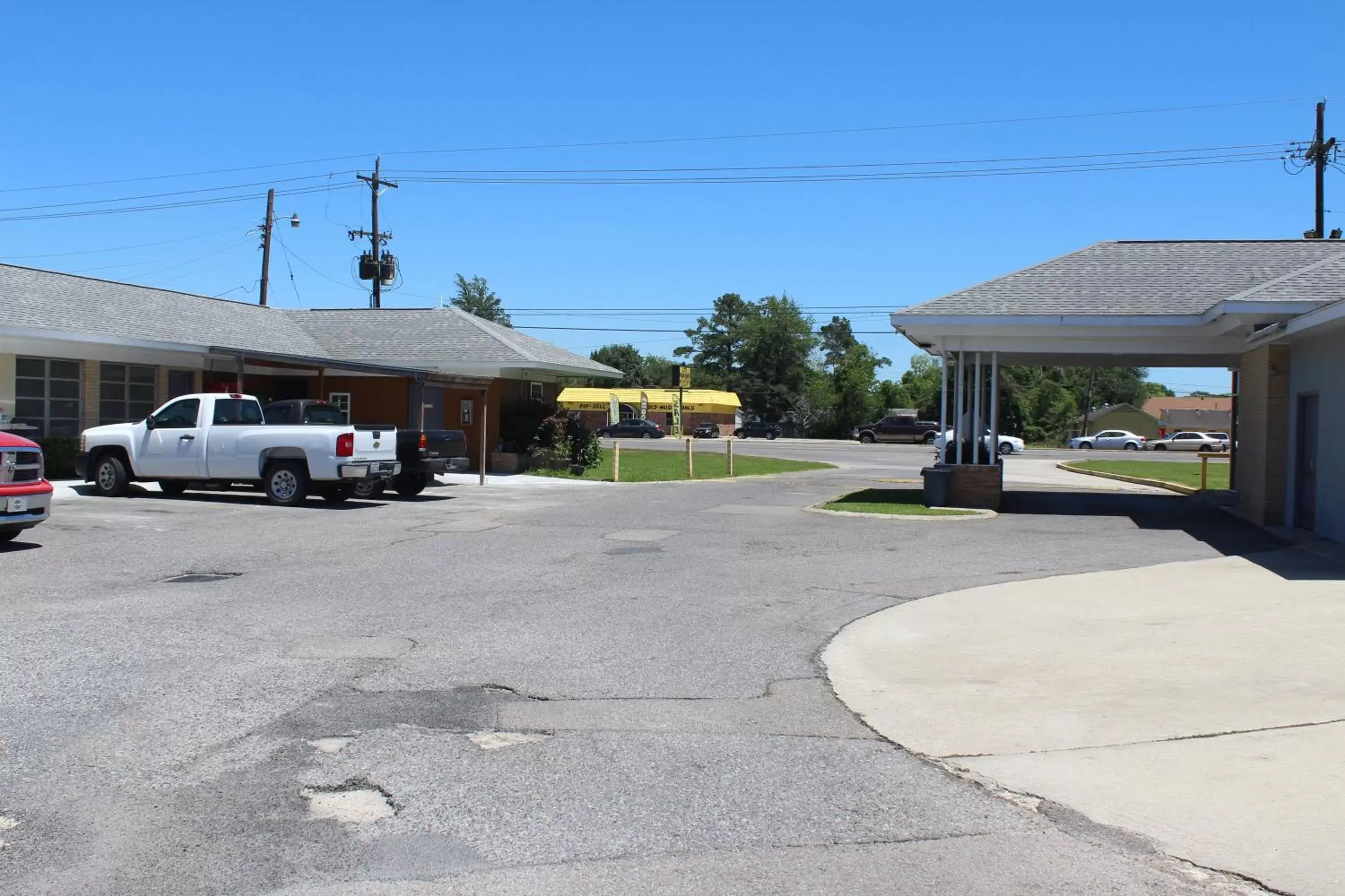 Area and facilities, Property Building in The Shades Motel