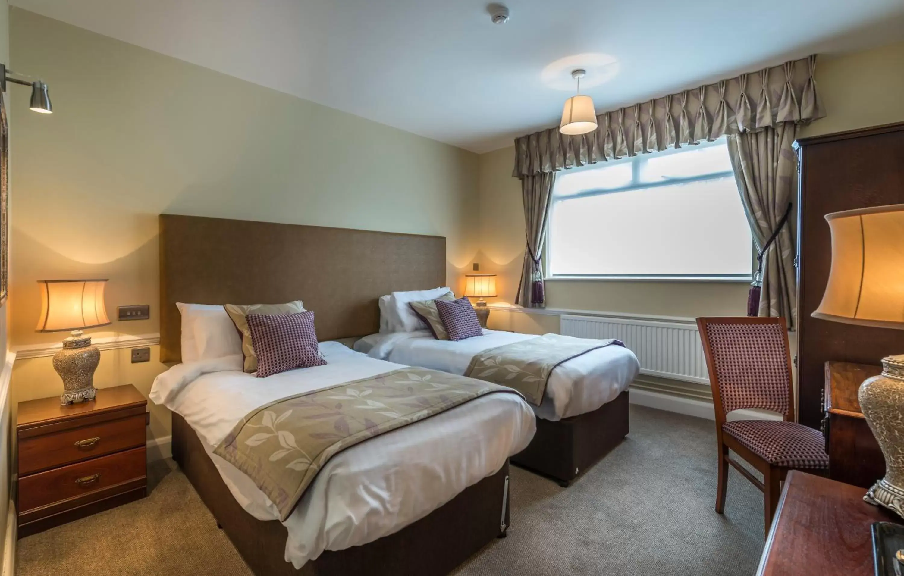 Bedroom, Bed in The Three Swans Hotel, Market Harborough, Leicestershire