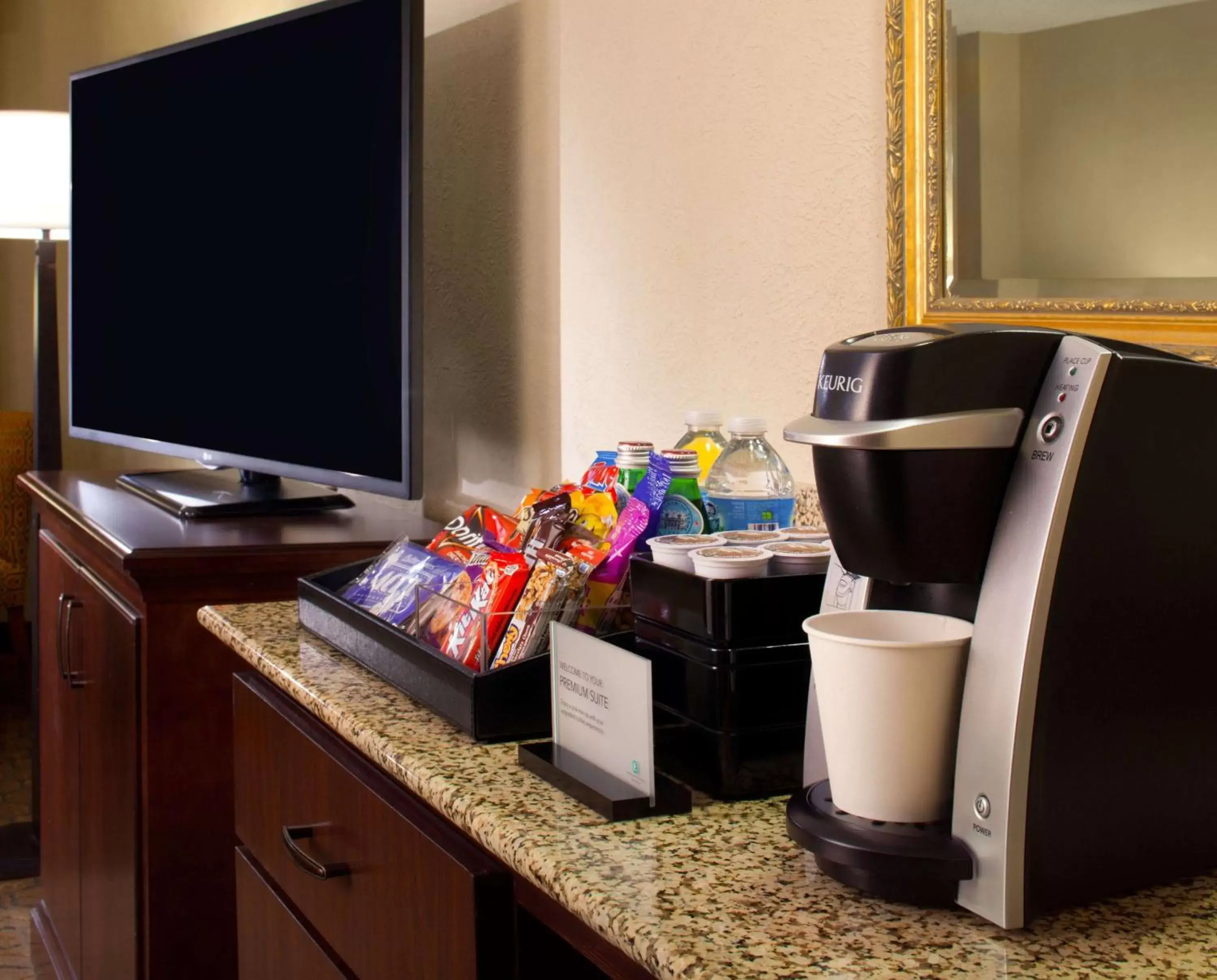 Kitchen or kitchenette, TV/Entertainment Center in Embassy Suites by Hilton Houston Near the Galleria