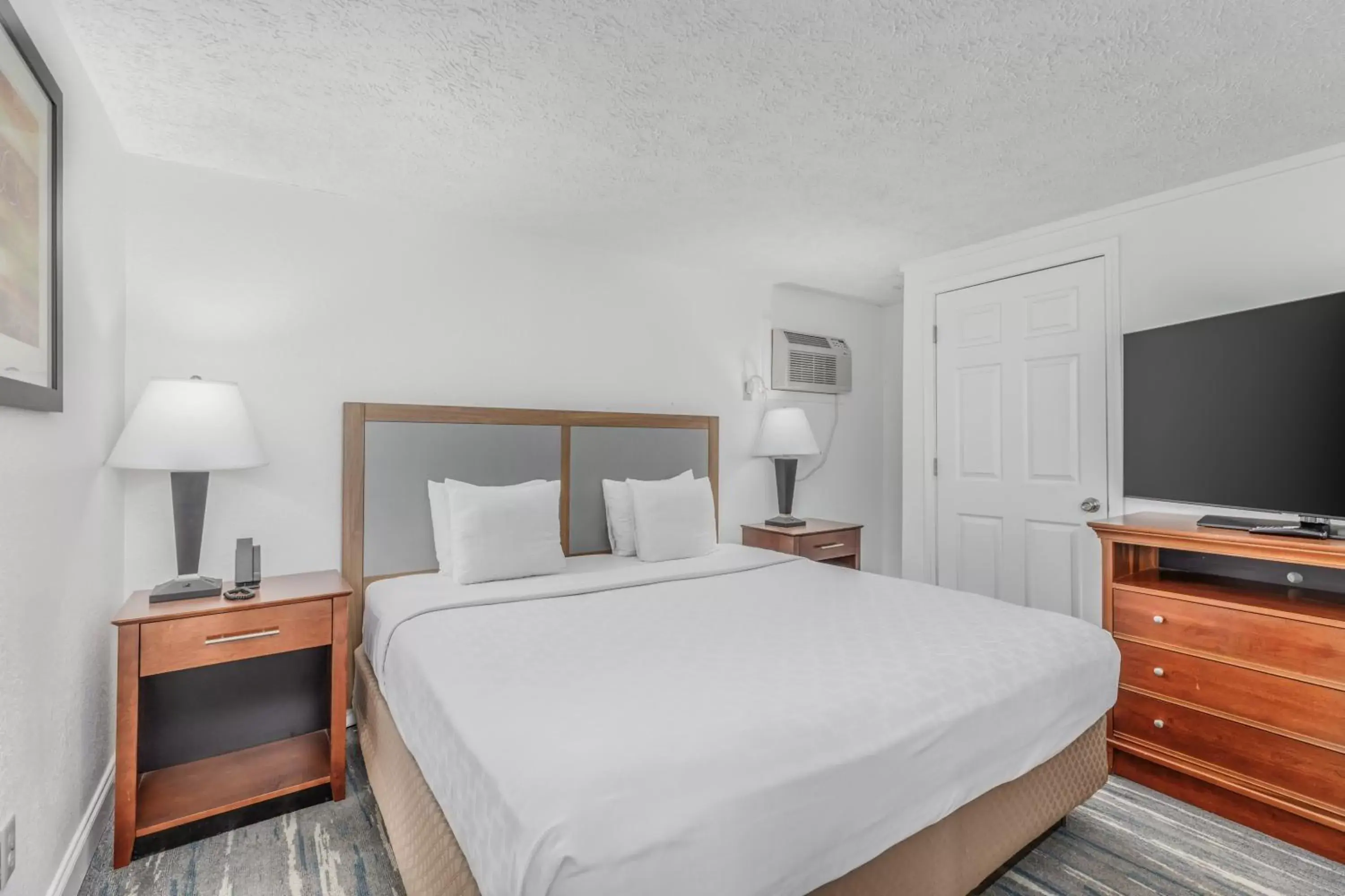 Bed in Crossroads Inn & Suites