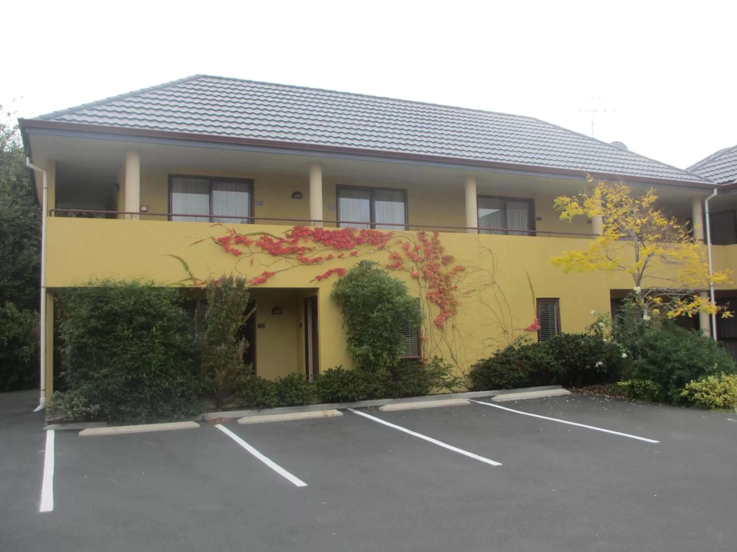 Facade/entrance, Property Building in Alhambra Oaks Motor Lodge