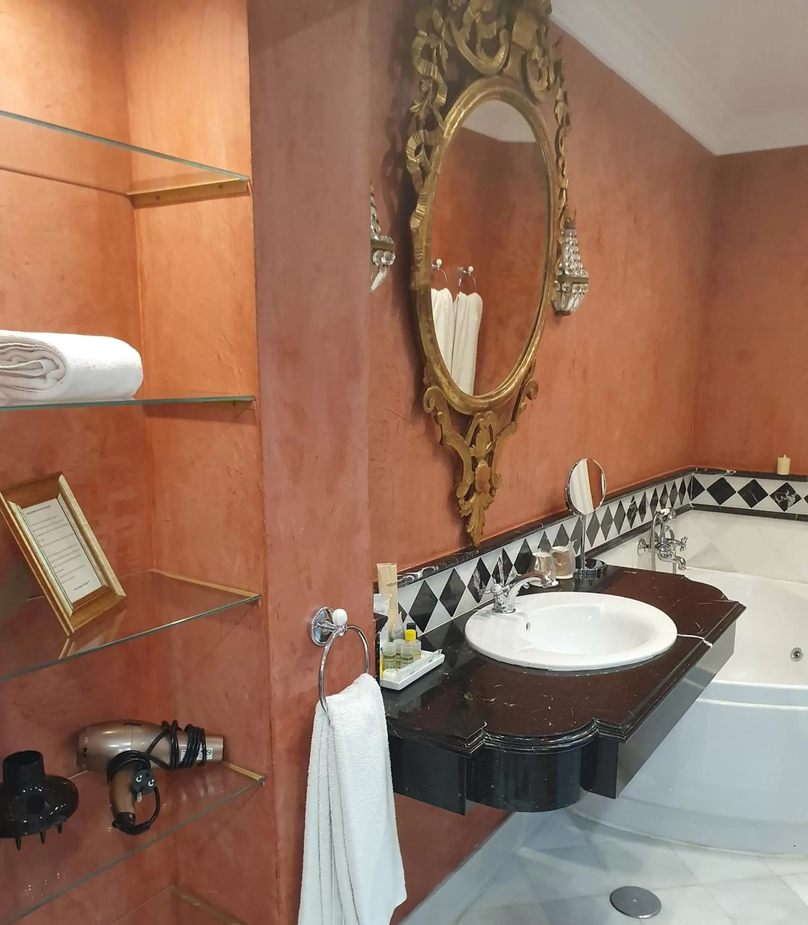 Bathroom in Hotel Ateneo Sevilla