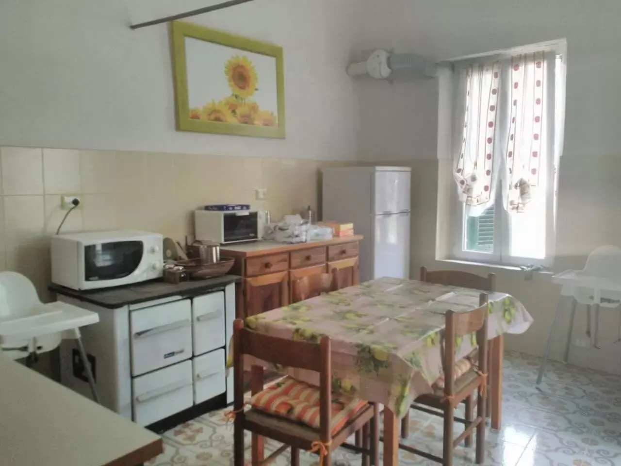 Communal kitchen, Dining Area in B&B Il Girasole