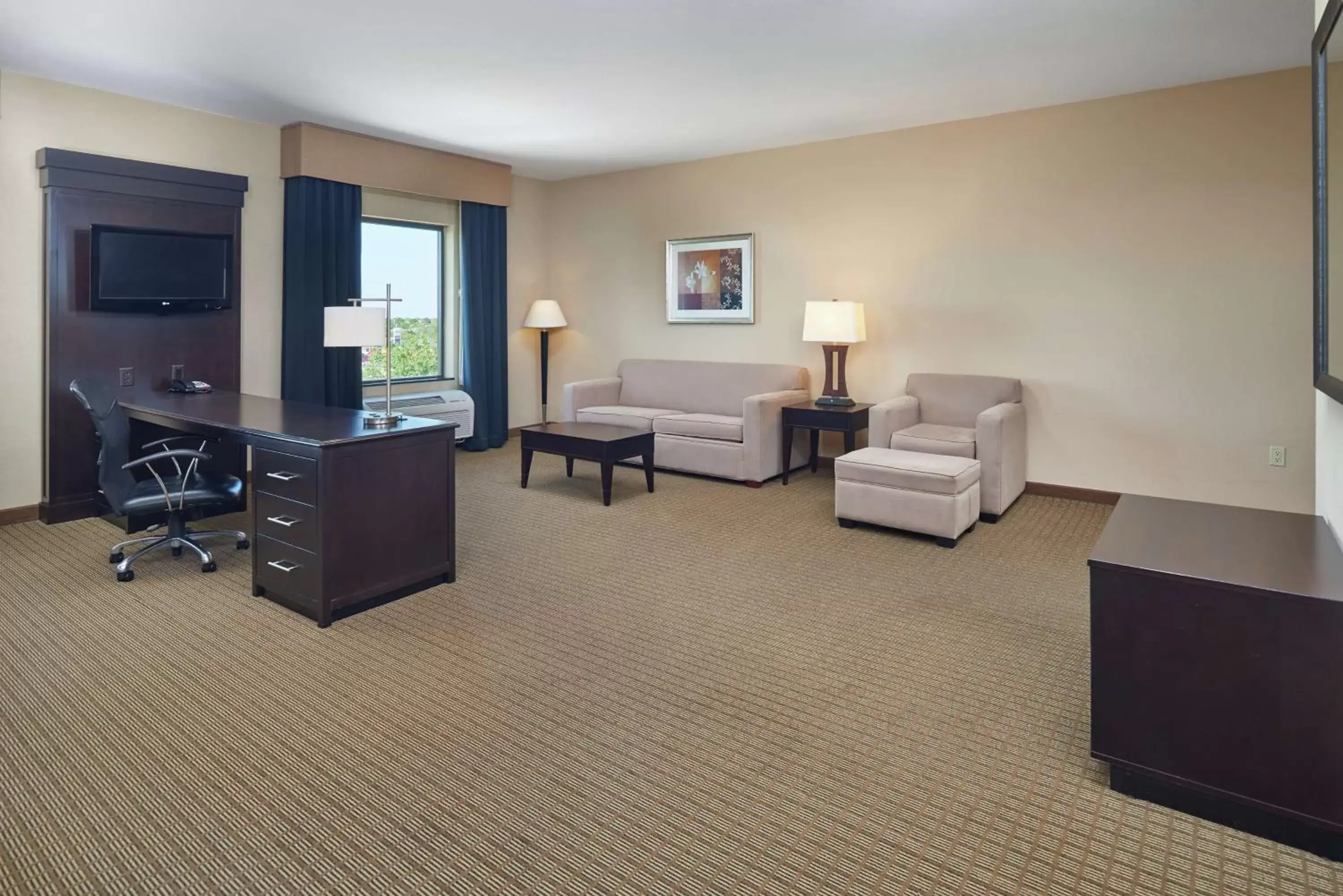 Bedroom, Seating Area in Hampton Inn & Suites Decatur