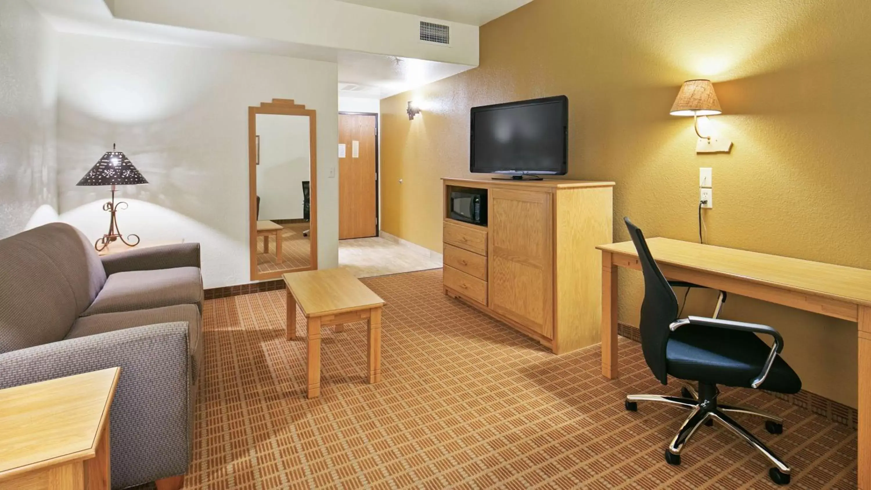 Photo of the whole room, TV/Entertainment Center in Best Western Gold Canyon Inn & Suites