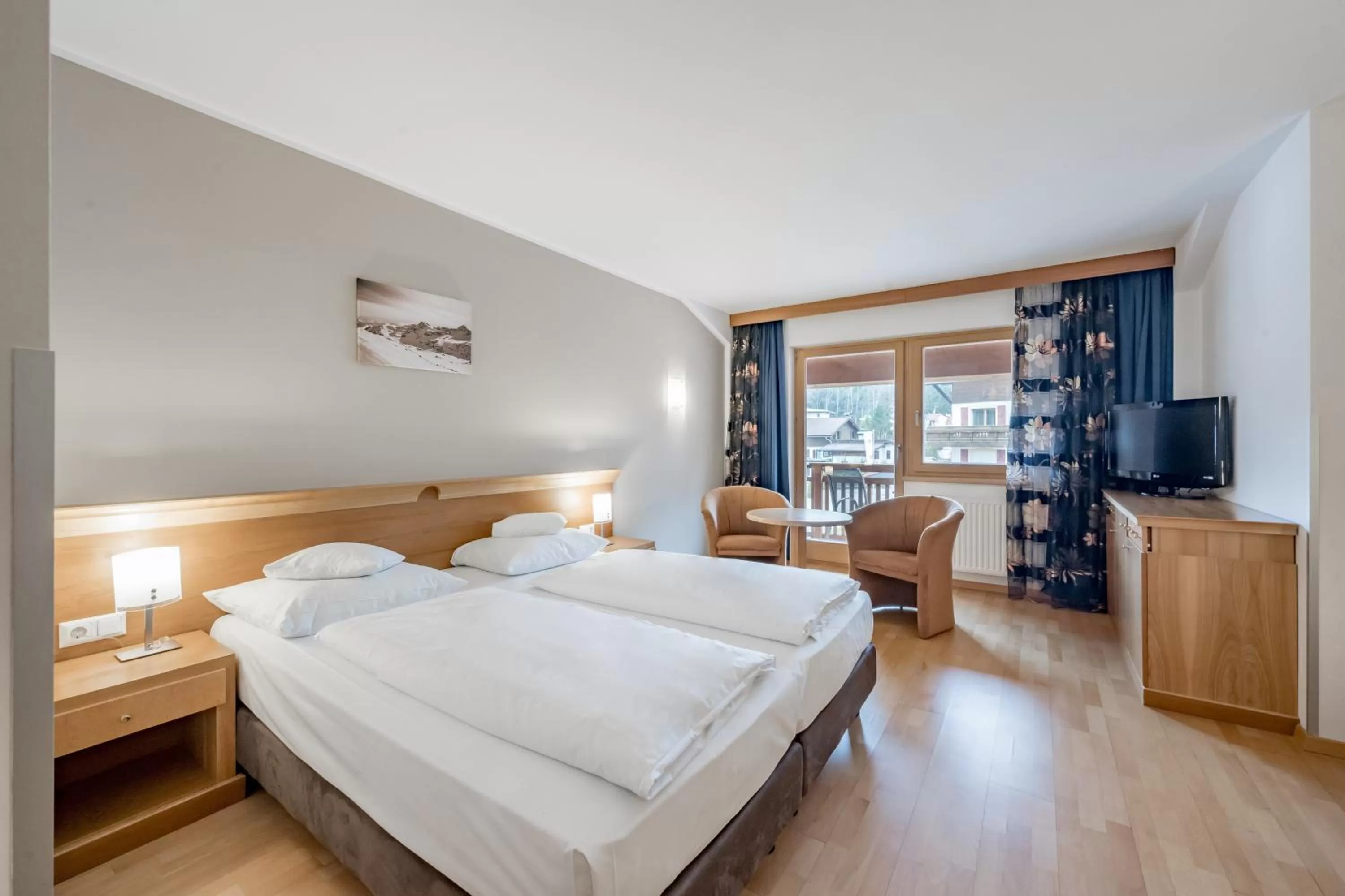 Photo of the whole room, Bed in Hotel Zum Gourmet