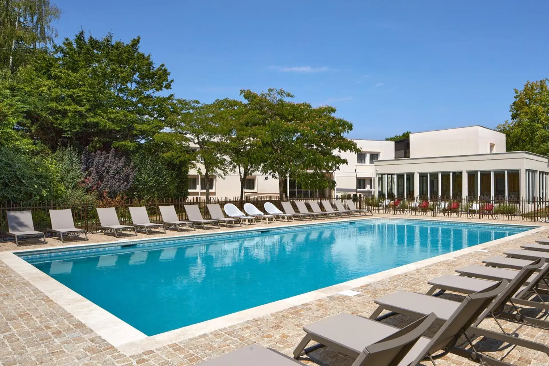 Property building, Swimming Pool in Les Nomades Beaune