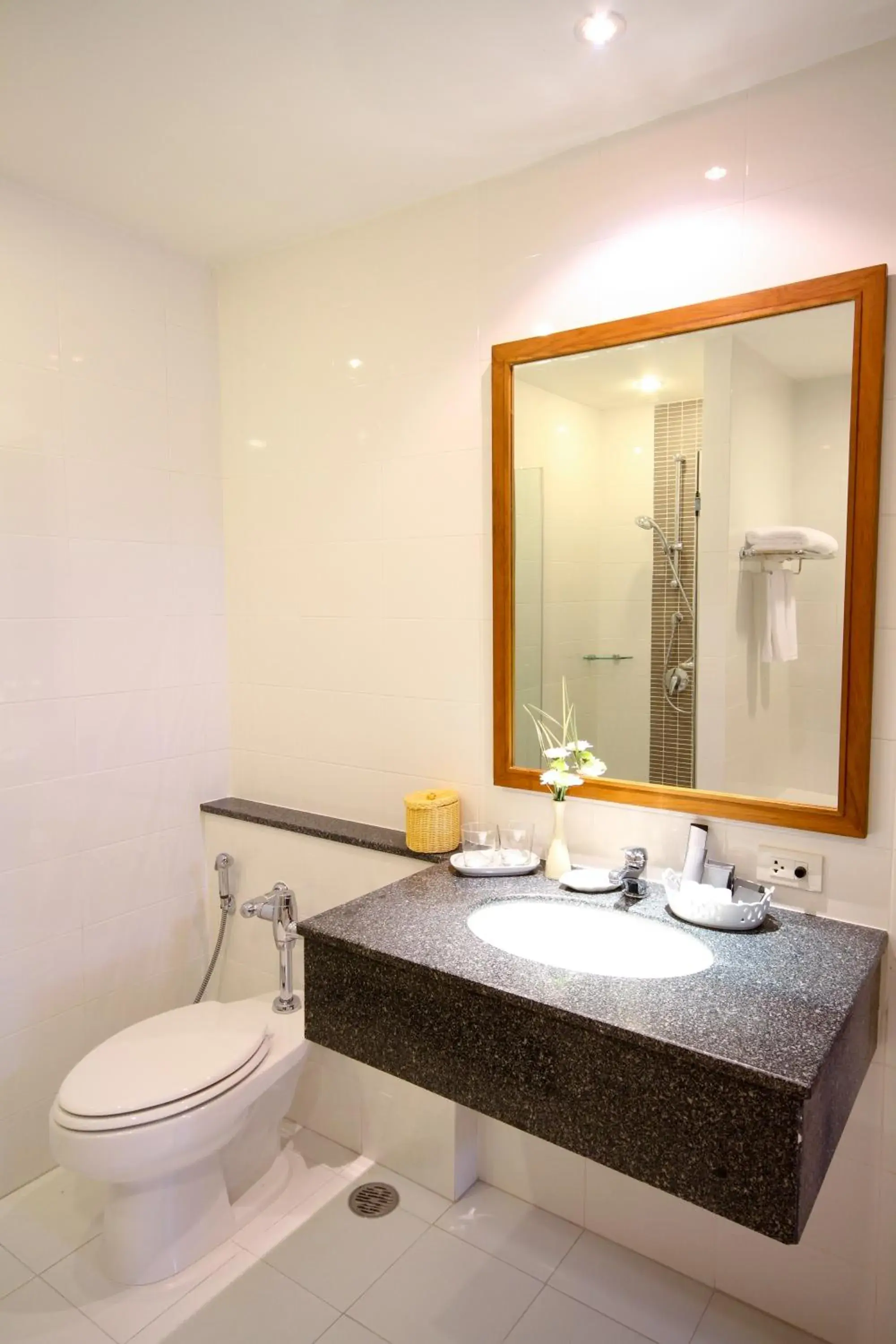 Toilet, Bathroom in Kameo Grand Hotel & Serviced Apartment, Rayong
