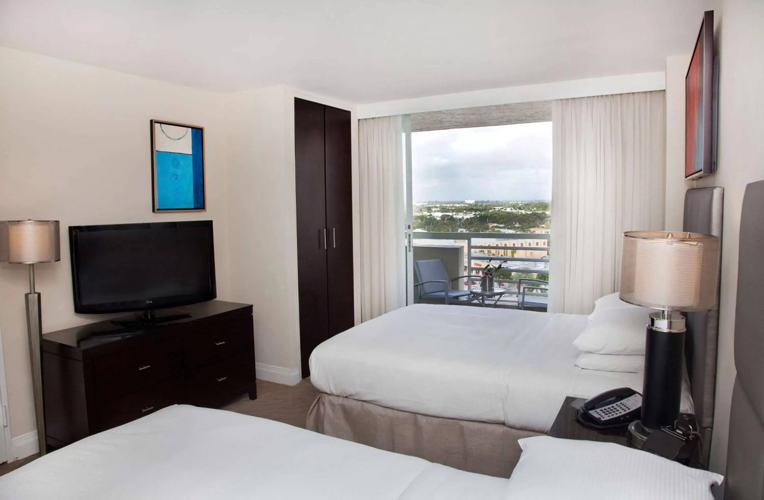 Bed, TV/Entertainment Center in GALLERYone - a DoubleTree Suites by Hilton Hotel