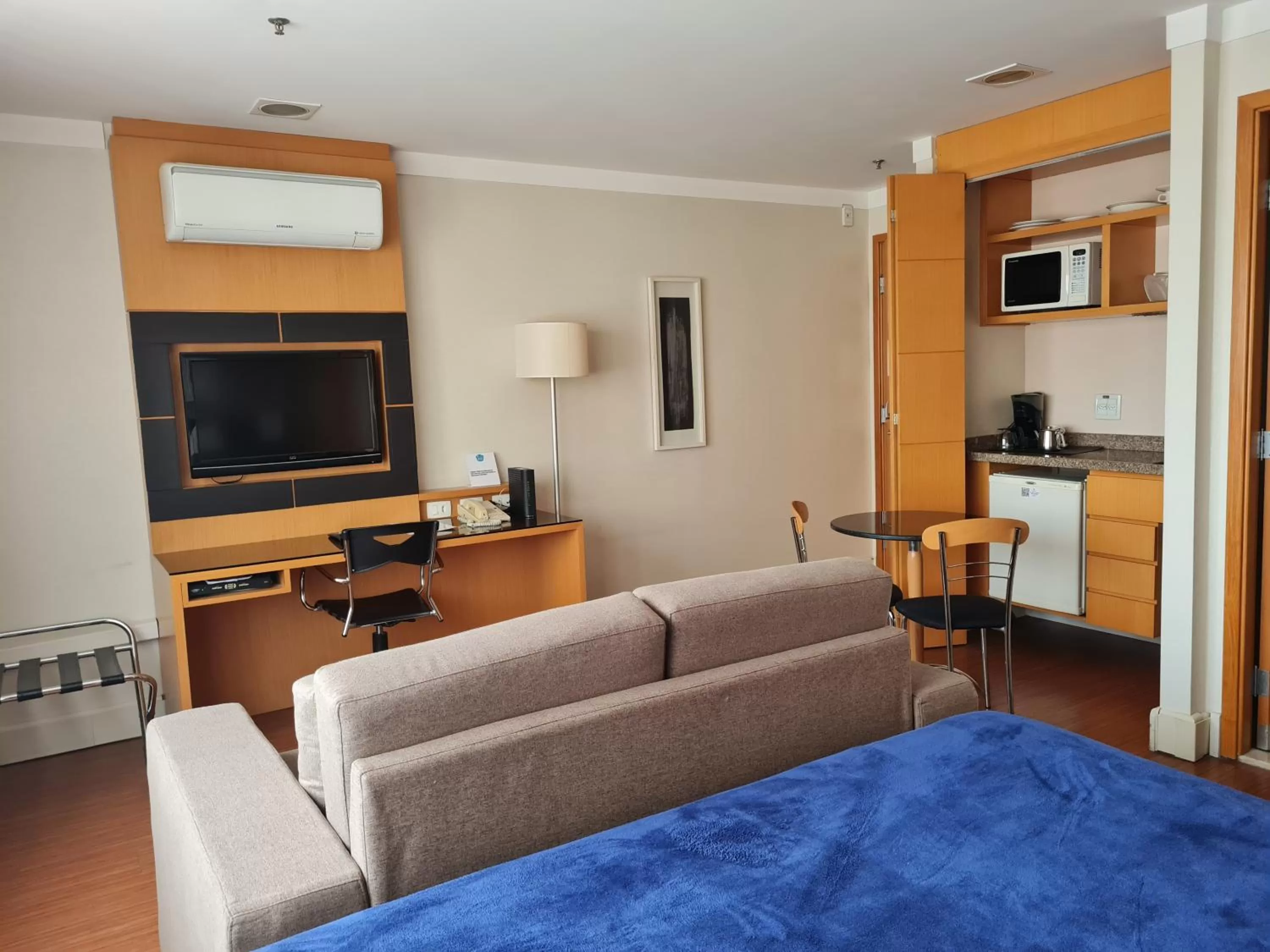 TV/Entertainment Center in (1704)Flat executive jardins(apt particular)