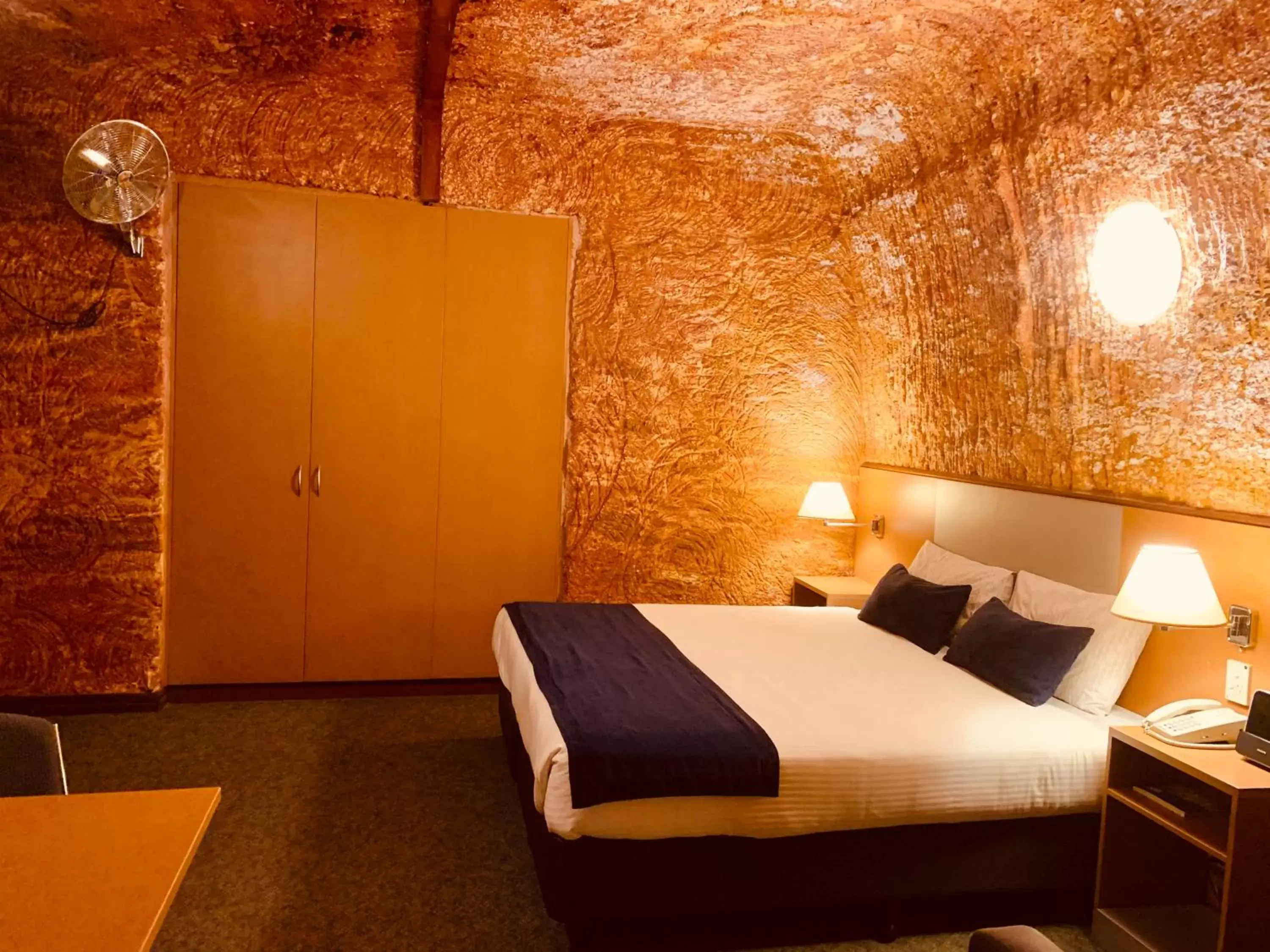Photo of the whole room, Bed in Desert Cave Hotel