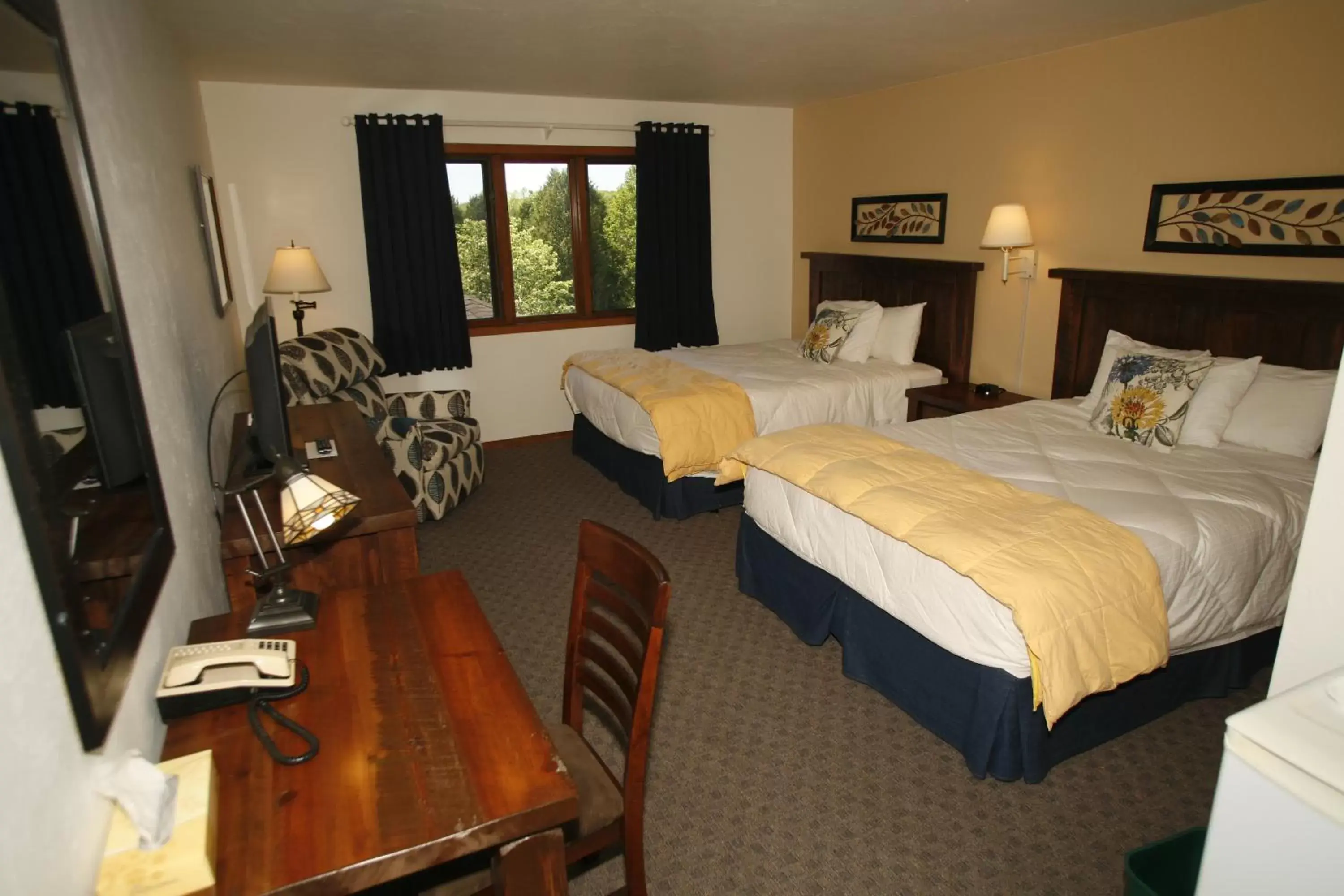 Photo of the whole room, Bed in Open Hearth Lodge