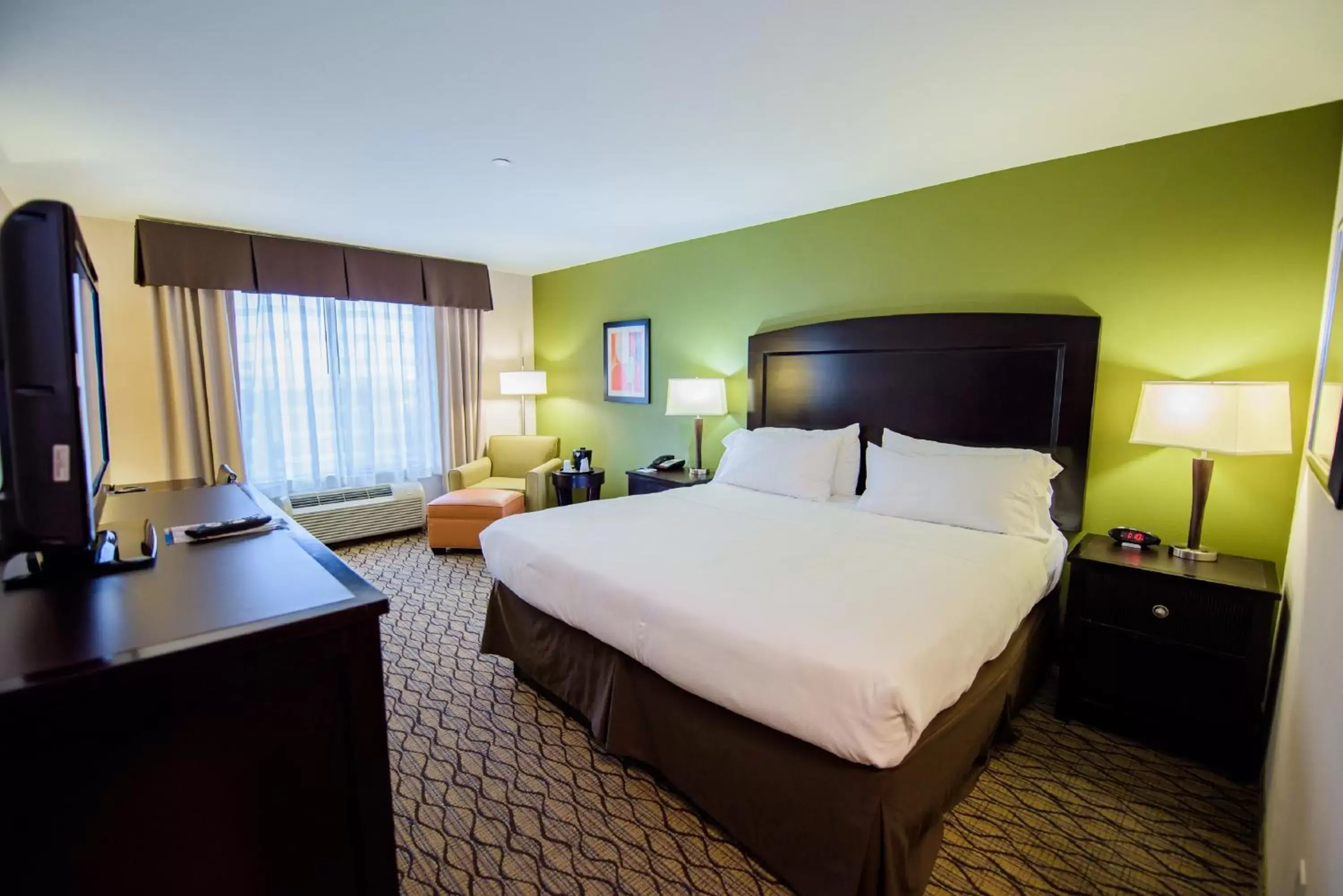Photo of the whole room, Bed in Holiday Inn Express Tulsa South Bixby, an IHG Hotel