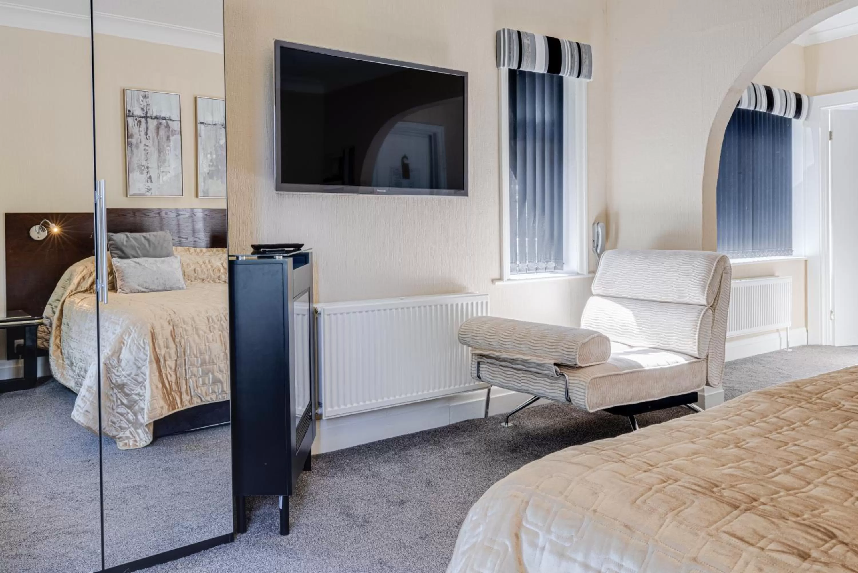 Seating area, Bed in Park Manor Hotel