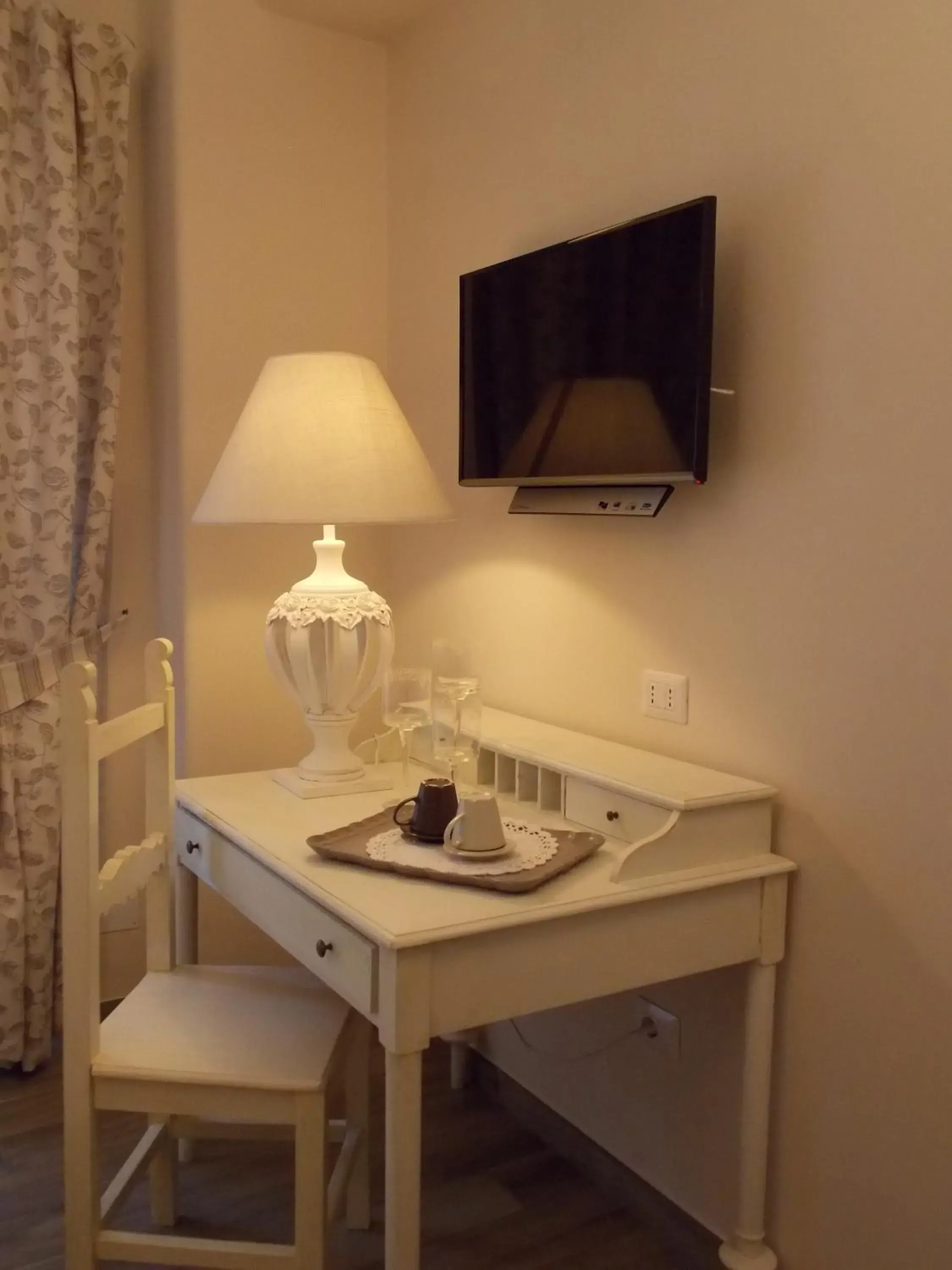 Bedroom, TV/Entertainment Center in Casa Tua Vaticano Guest House