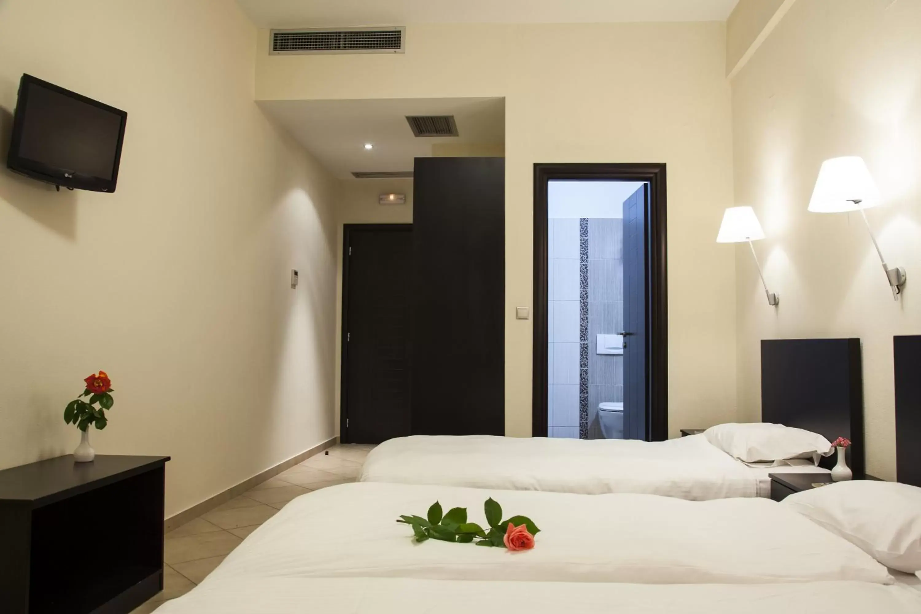 Deluxe Triple Room with Balcony and Meteora View in Hotel Meteoritis