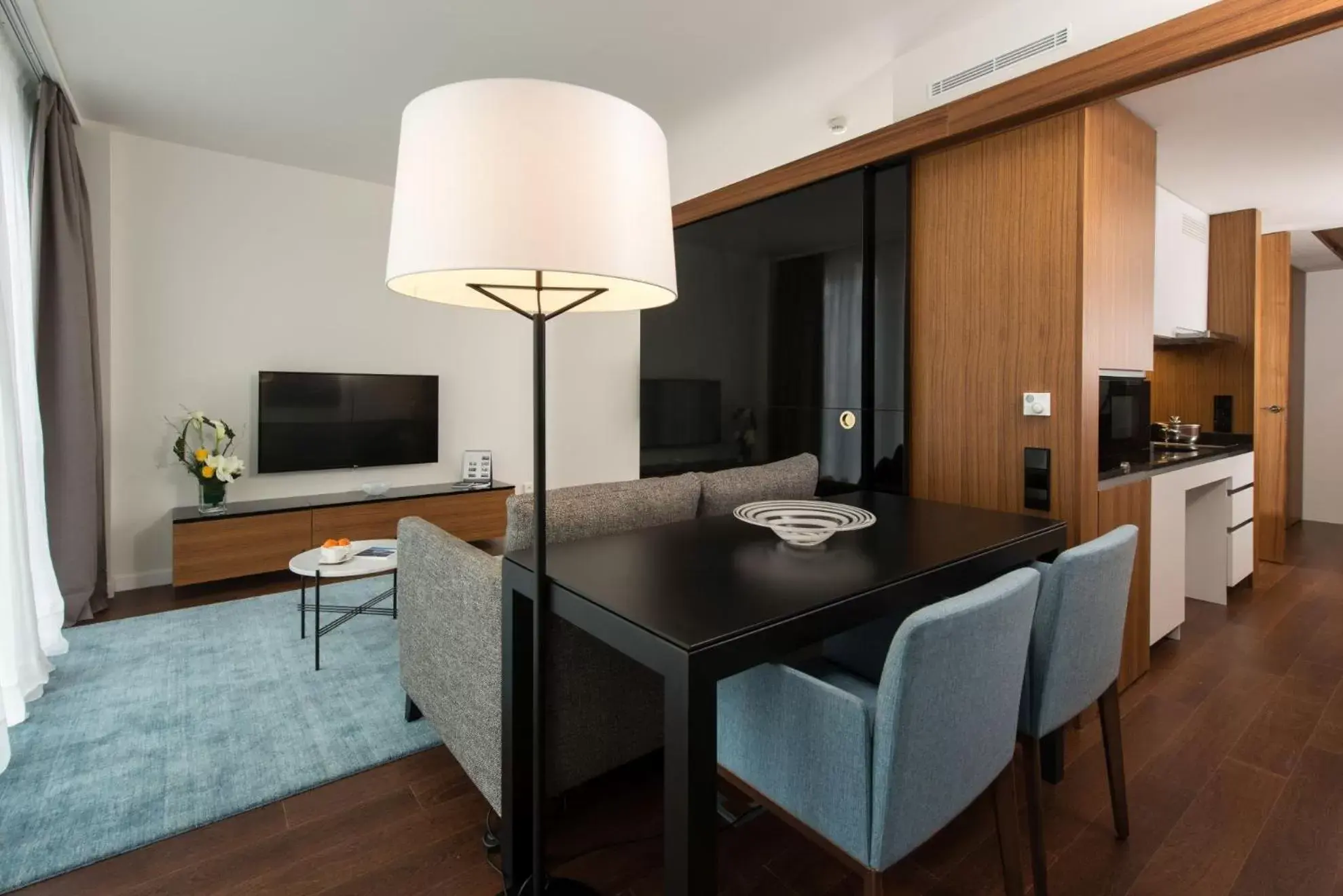 Kitchen or kitchenette, Seating Area in Fraser Suites Geneva - Serviced Apartments