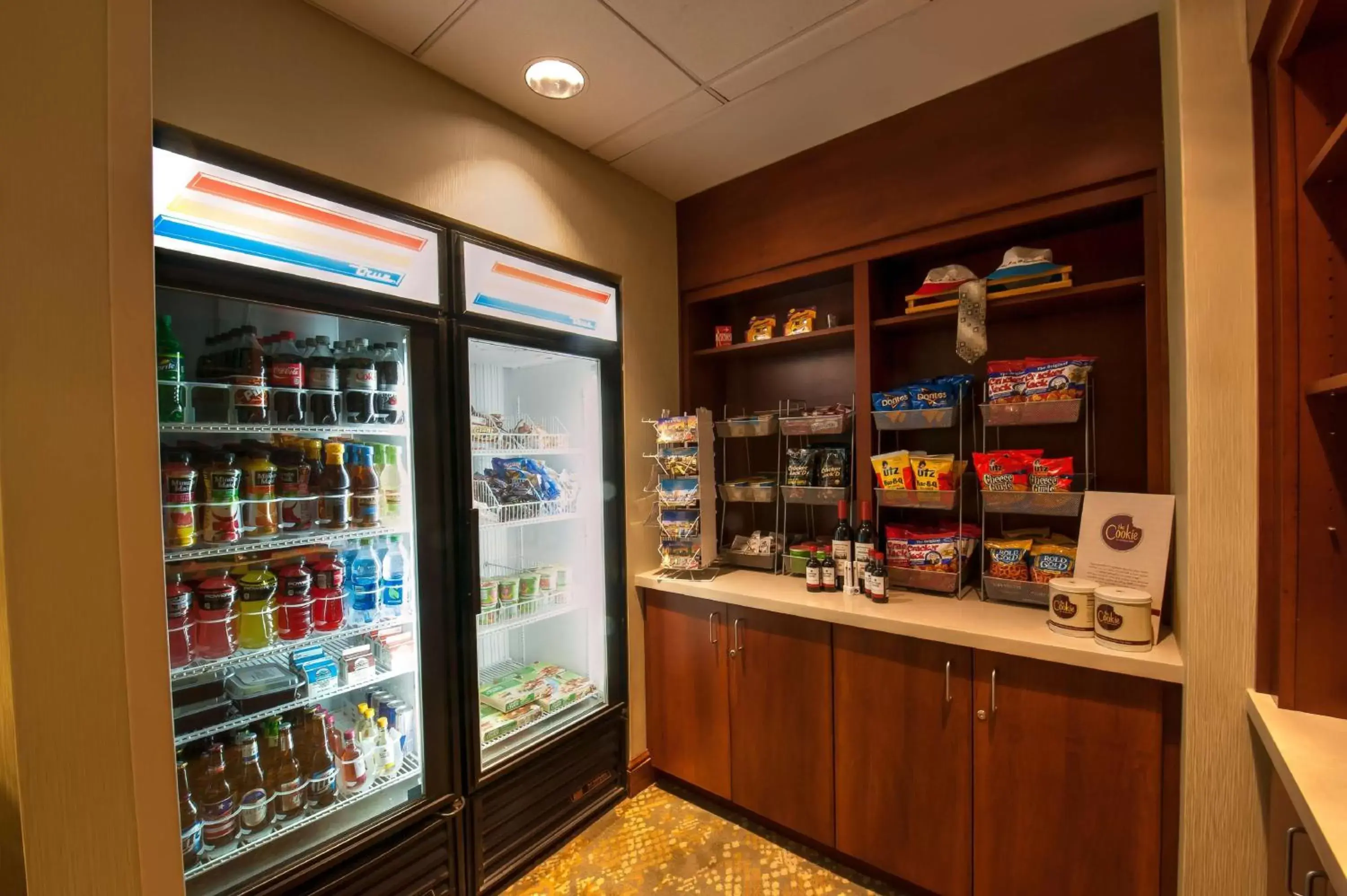 Restaurant/places to eat, Supermarket/Shops in DoubleTree By Hilton Baltimore North Pikesville