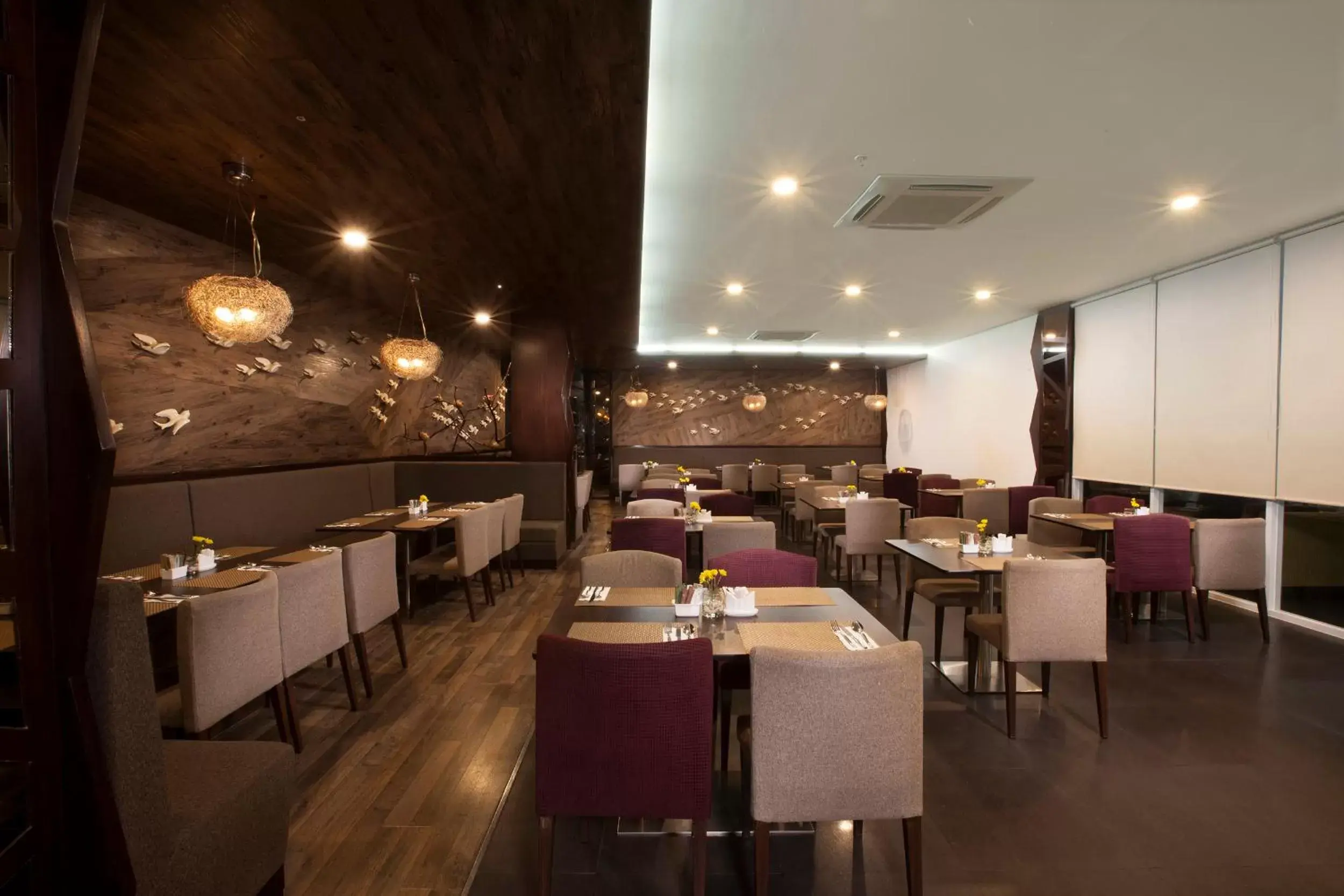 Restaurant/Places to Eat in Oak Tree Urban