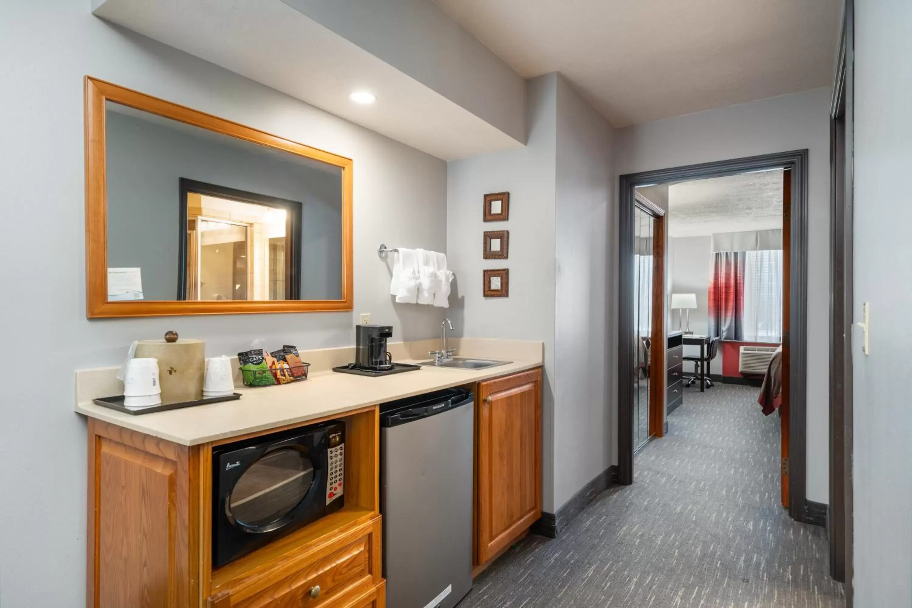 Kitchen or kitchenette, Kitchen/Kitchenette in Ramada by Wyndham Sioux Falls Airport - Waterpark Resort & Event Center