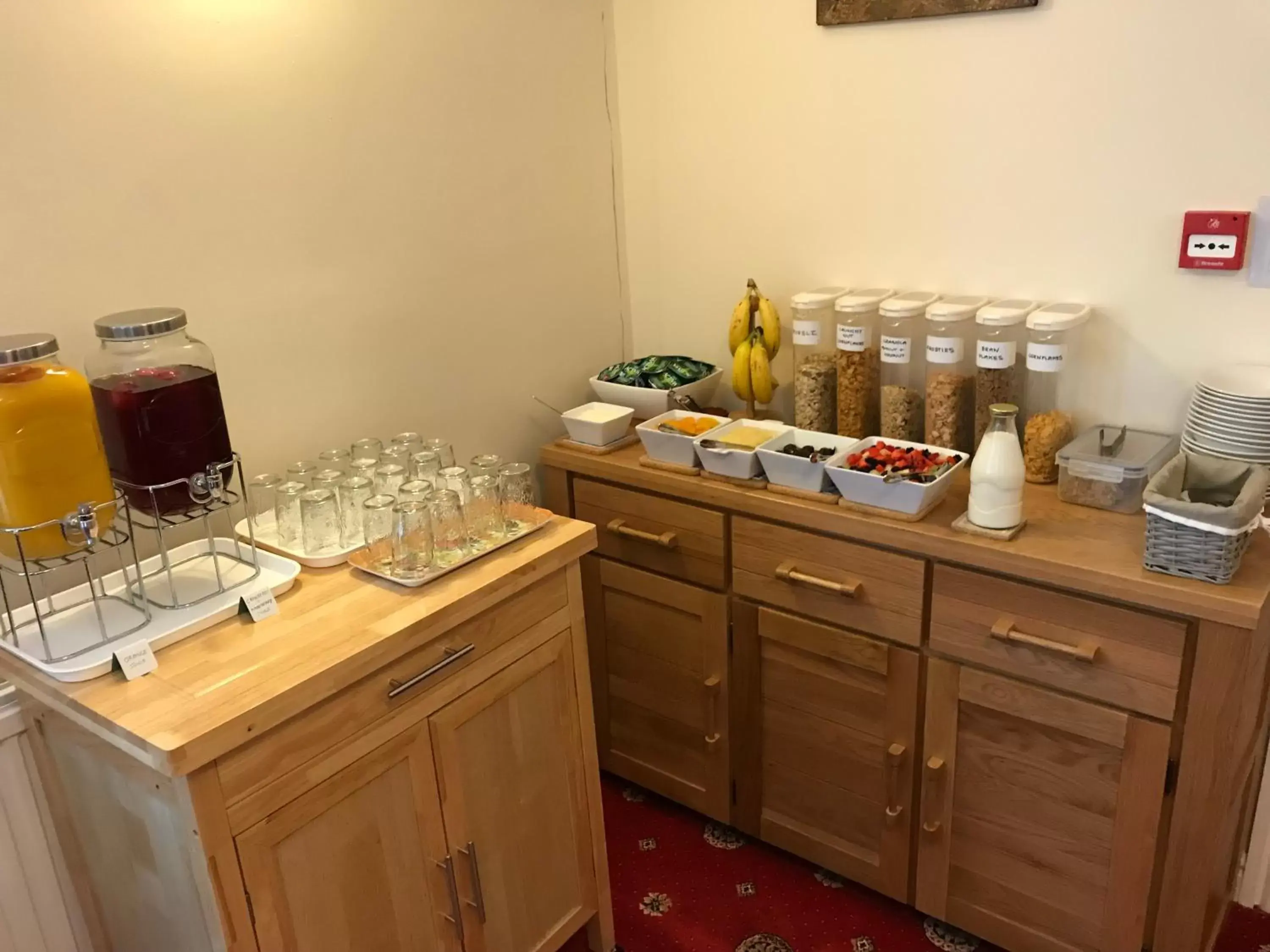 Kitchen/Kitchenette in Bron Menai Guest House