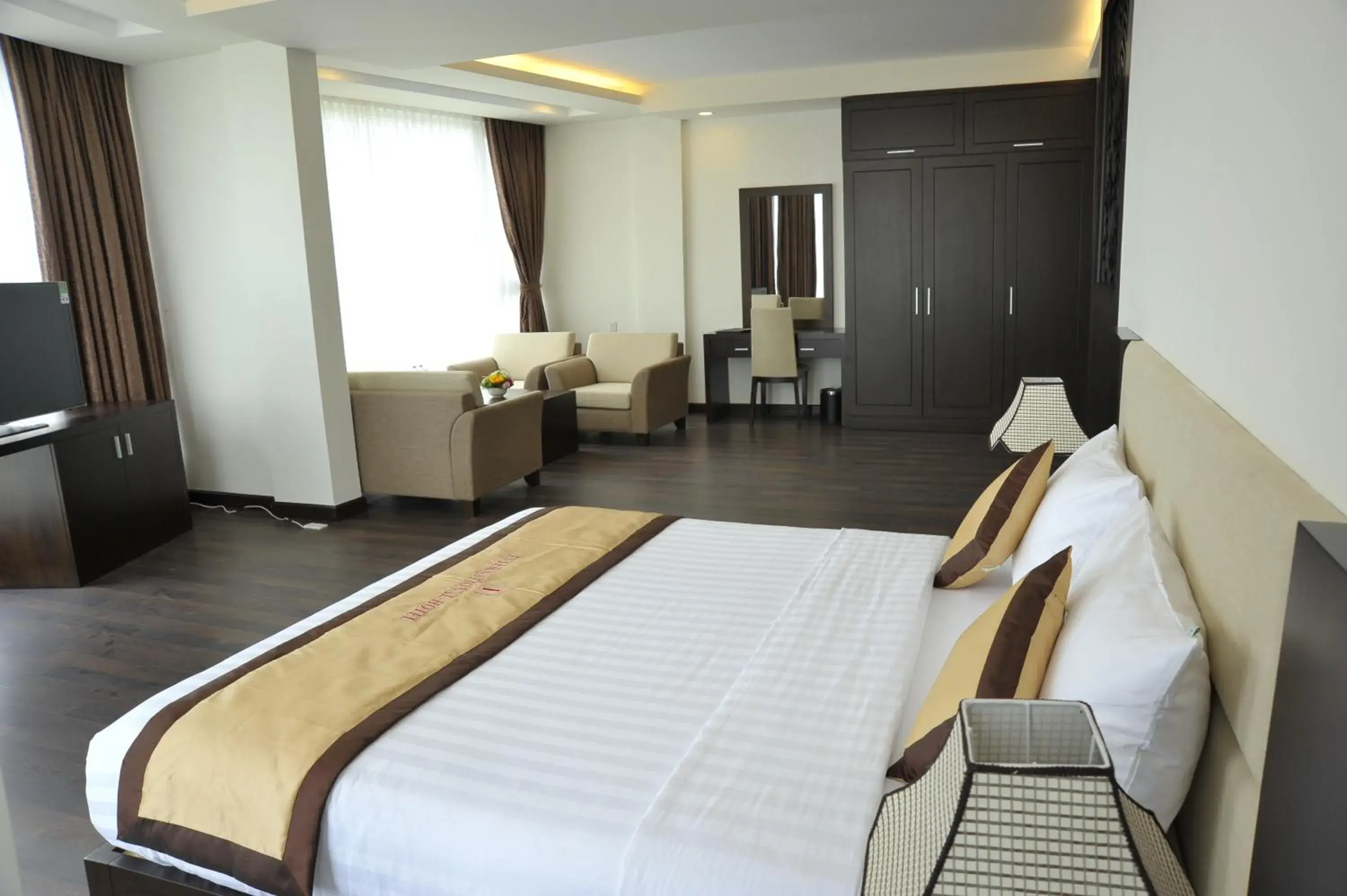 Bedroom, Bed in International Hotel