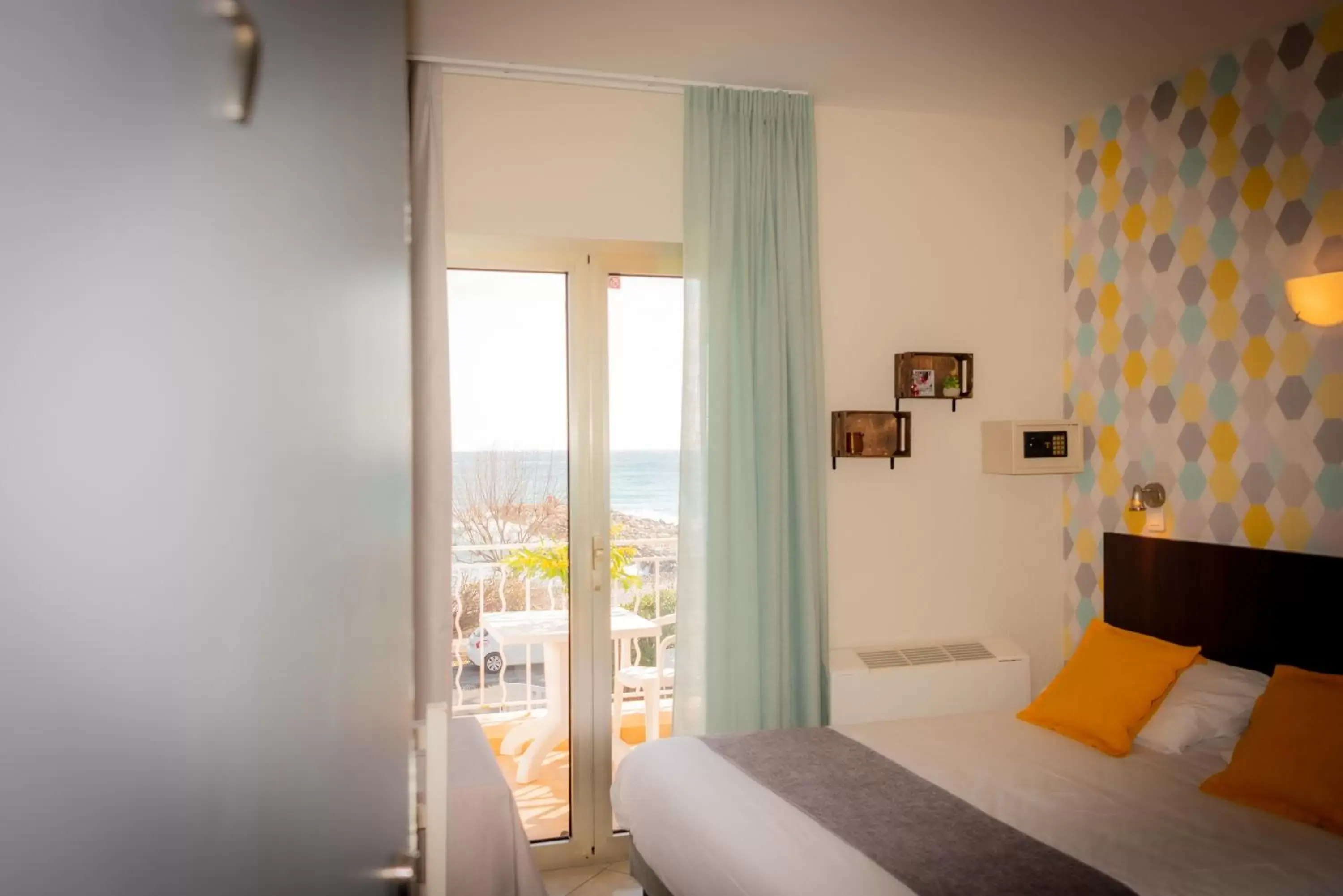 Bedroom, Bed in Hotel et Appartements Reine D'Azur