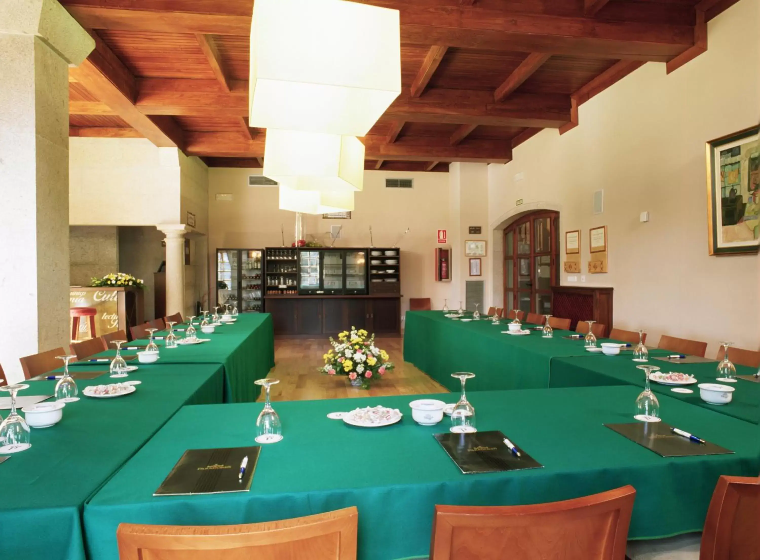Business facilities, Restaurant/Places to Eat in Parador de Tui