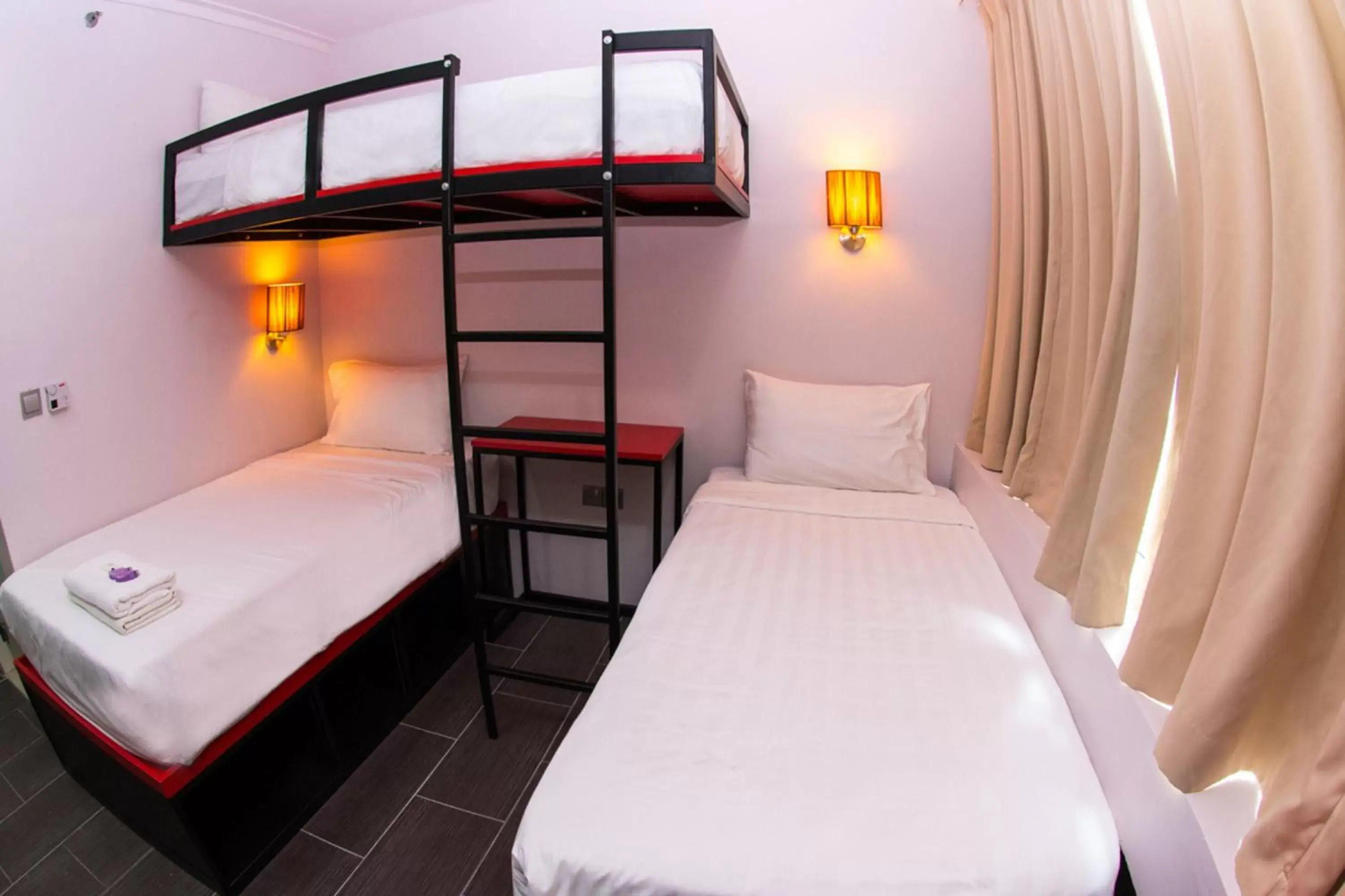 Bedroom, Bed in Tune Hotel - Waterfront Kuching