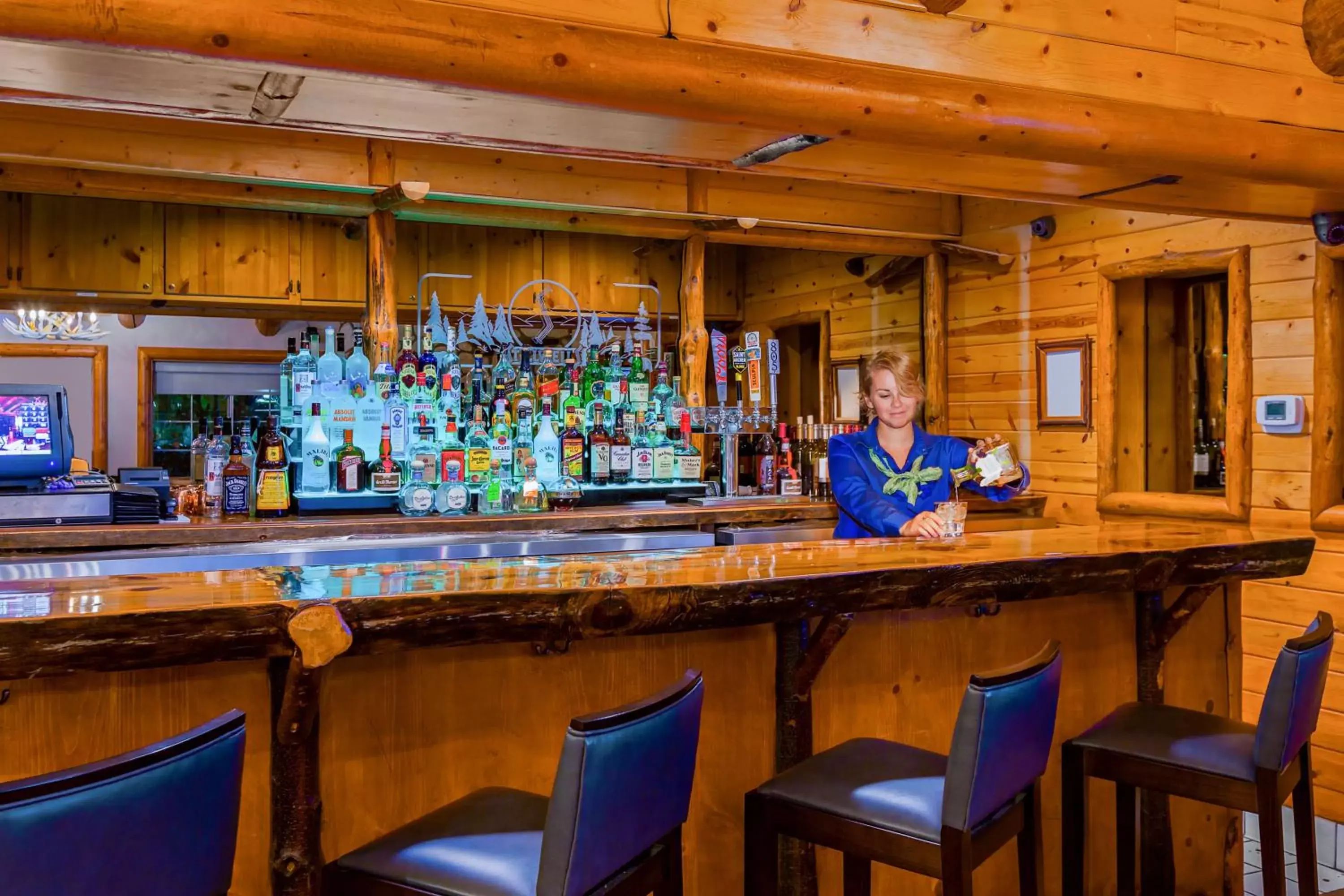 Lounge or bar, Lounge/Bar in Holiday Inn Resort The Lodge at Big Bear Lake, an IHG Hotel