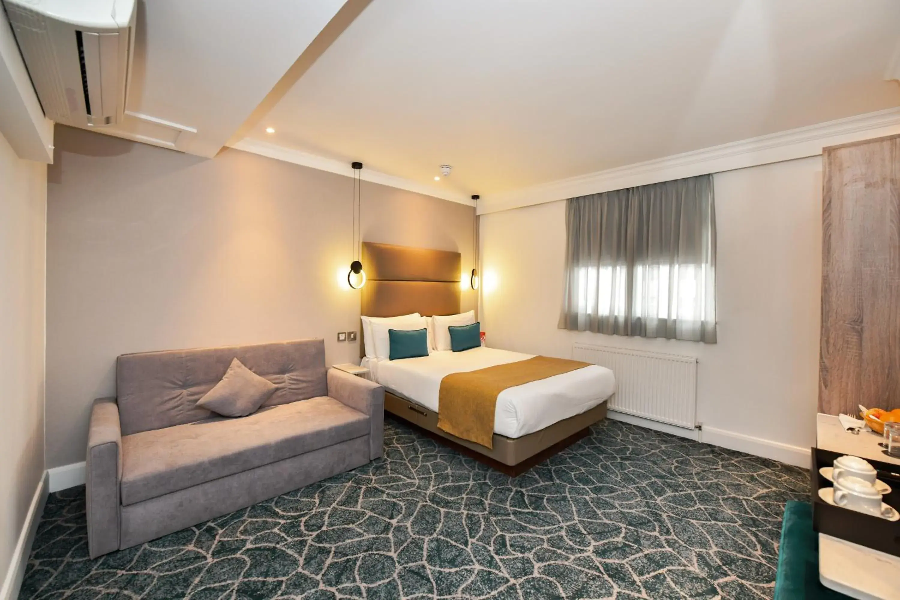 Bedroom, Bed in Queens Park Hotel