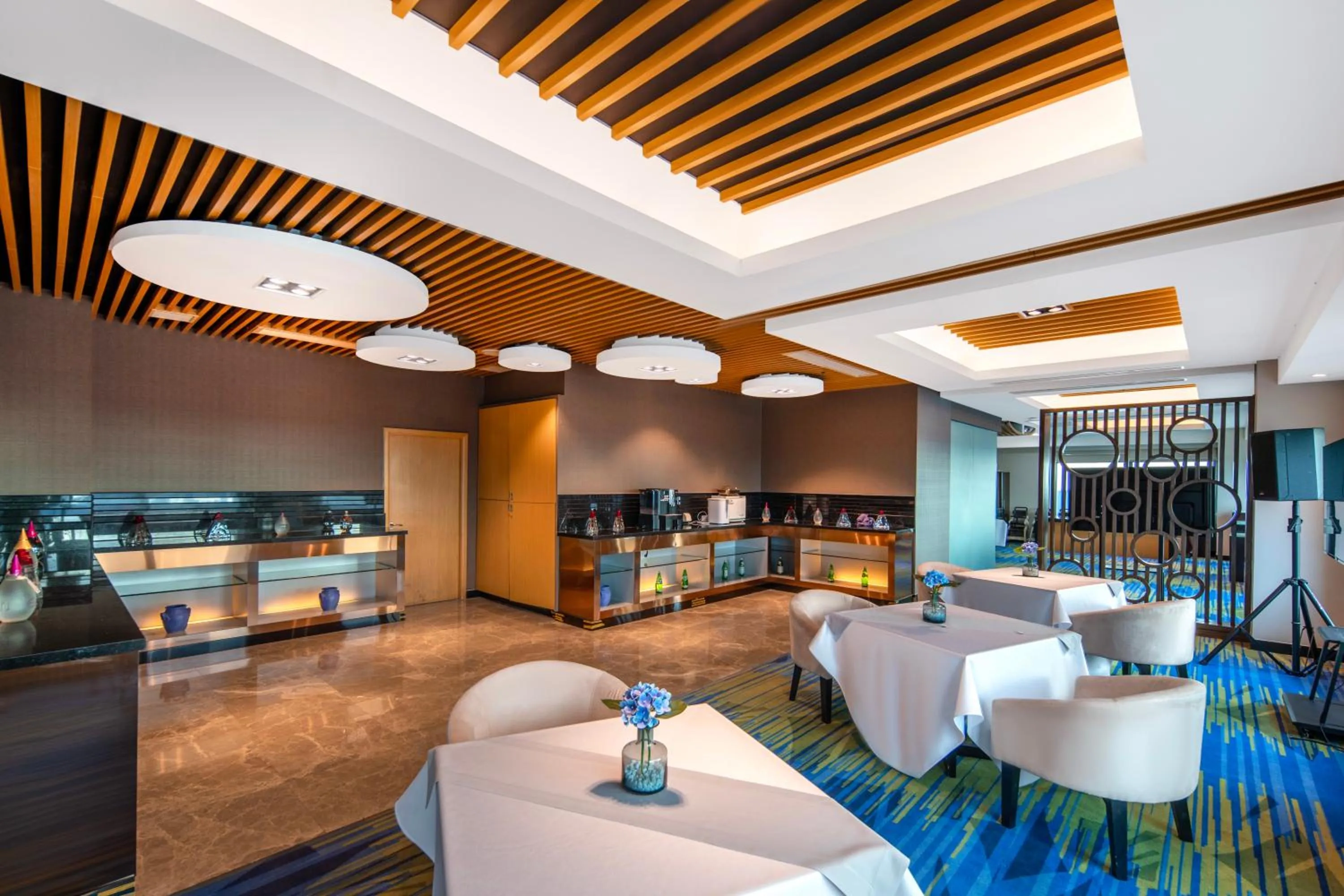 Novotel Atlantis Shanghai - Enjoy our great-valued breakfast in our rooftop revolving restaurant with a stunning river view & utilize our FREE self-serviced laundry