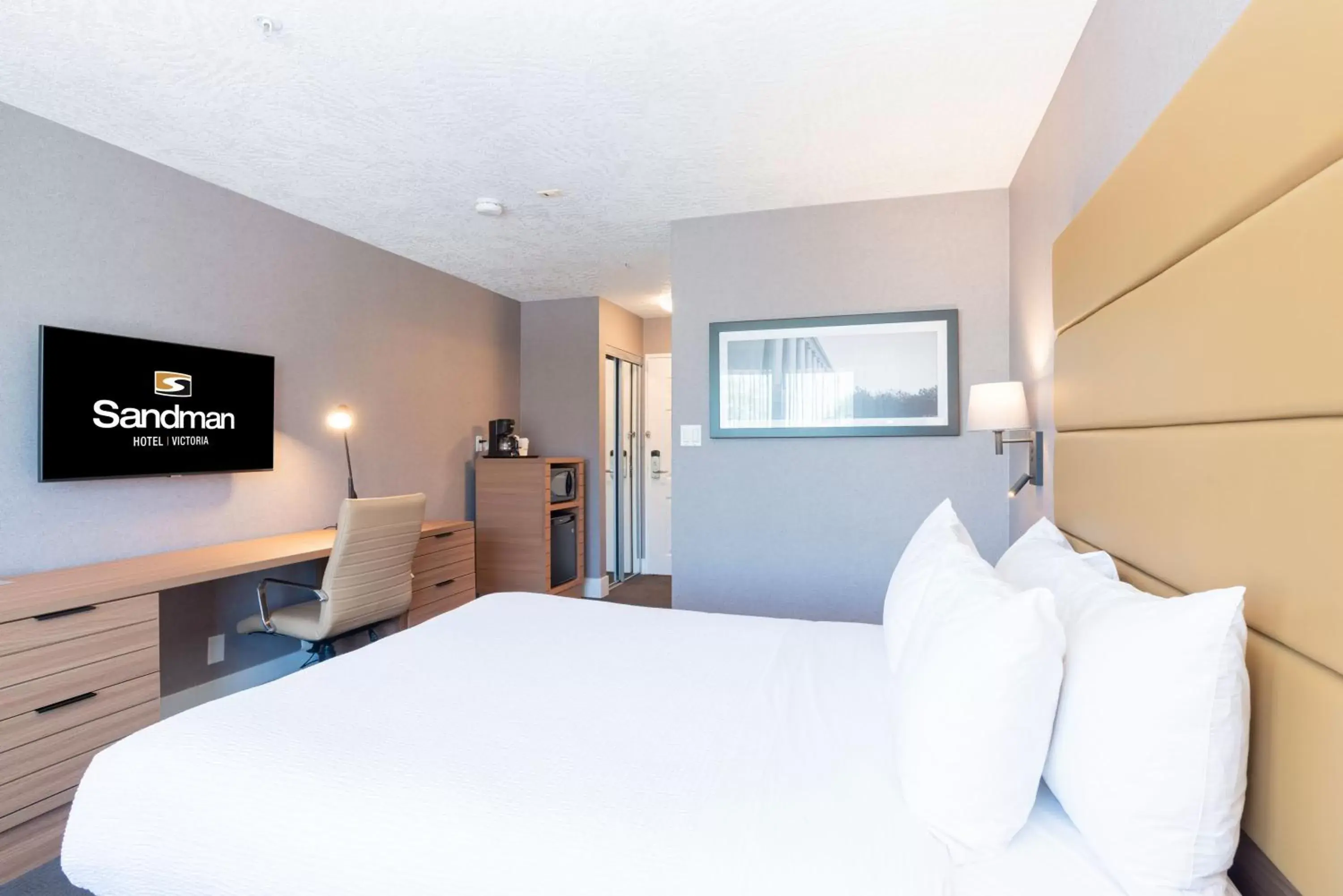 Photo of the whole room, Bed in Sandman Hotel Victoria Photo of the whole room, Bed in Sandman Hotel Victoria