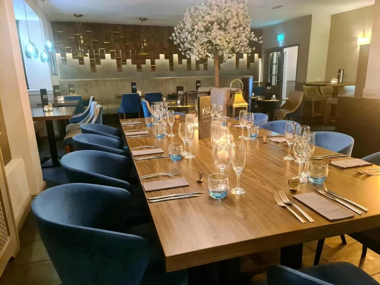 Restaurant/places to eat in White Lion Hotel