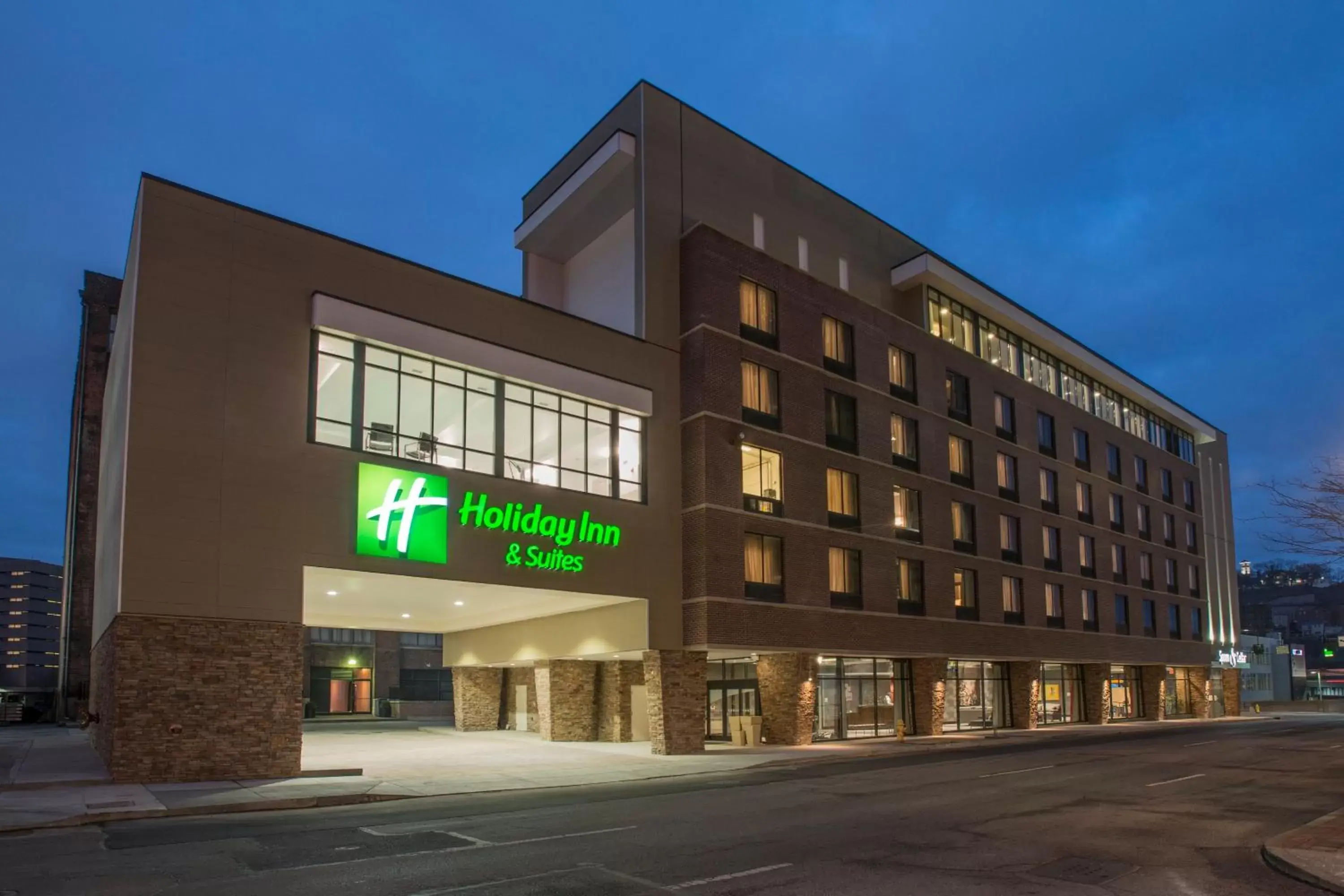 Property Building in Holiday Inn Hotel & Suites Cincinnati Downtown, an IHG Hotel