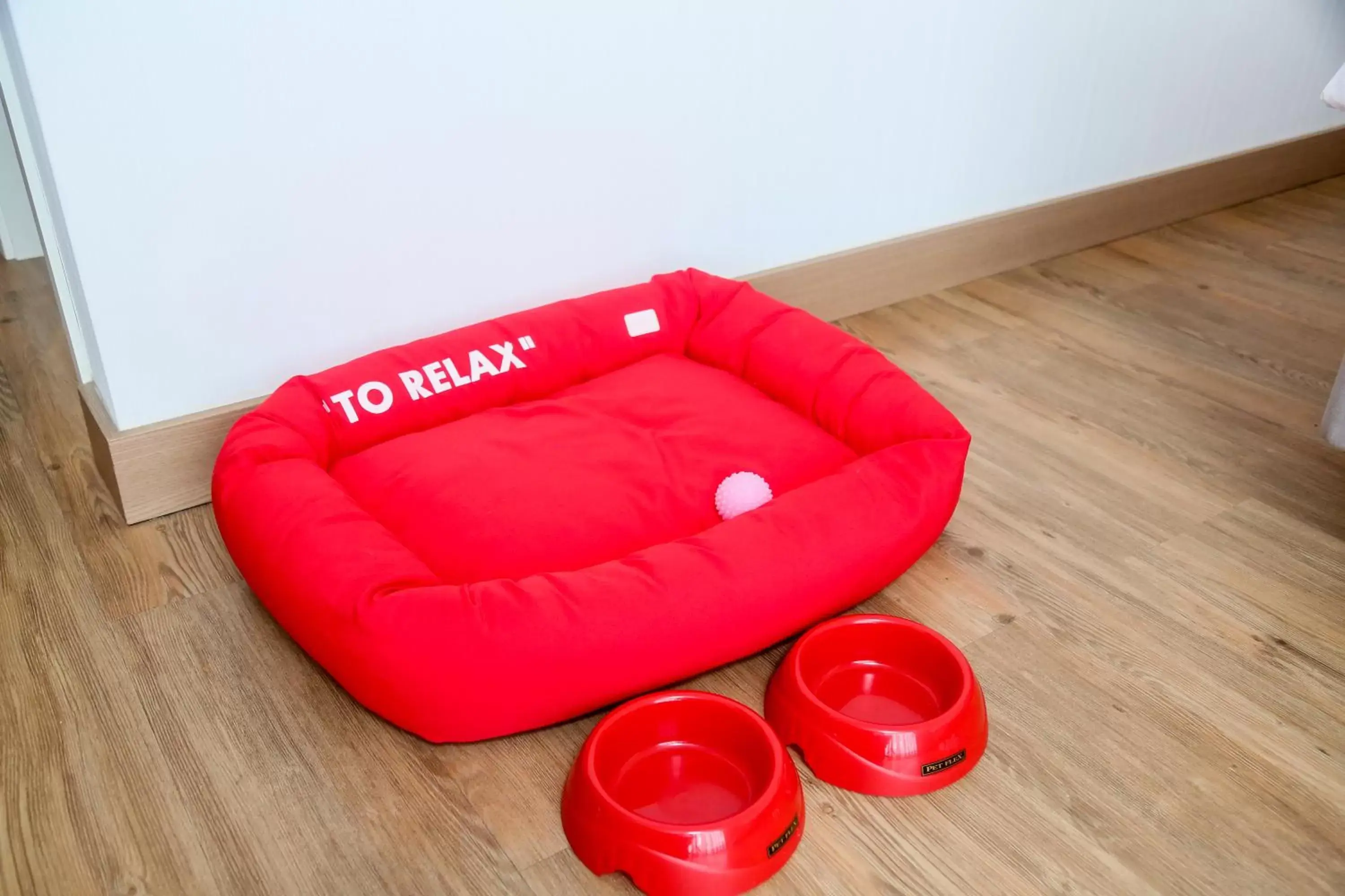 Pets, Seating Area in Radisson RED Campinas